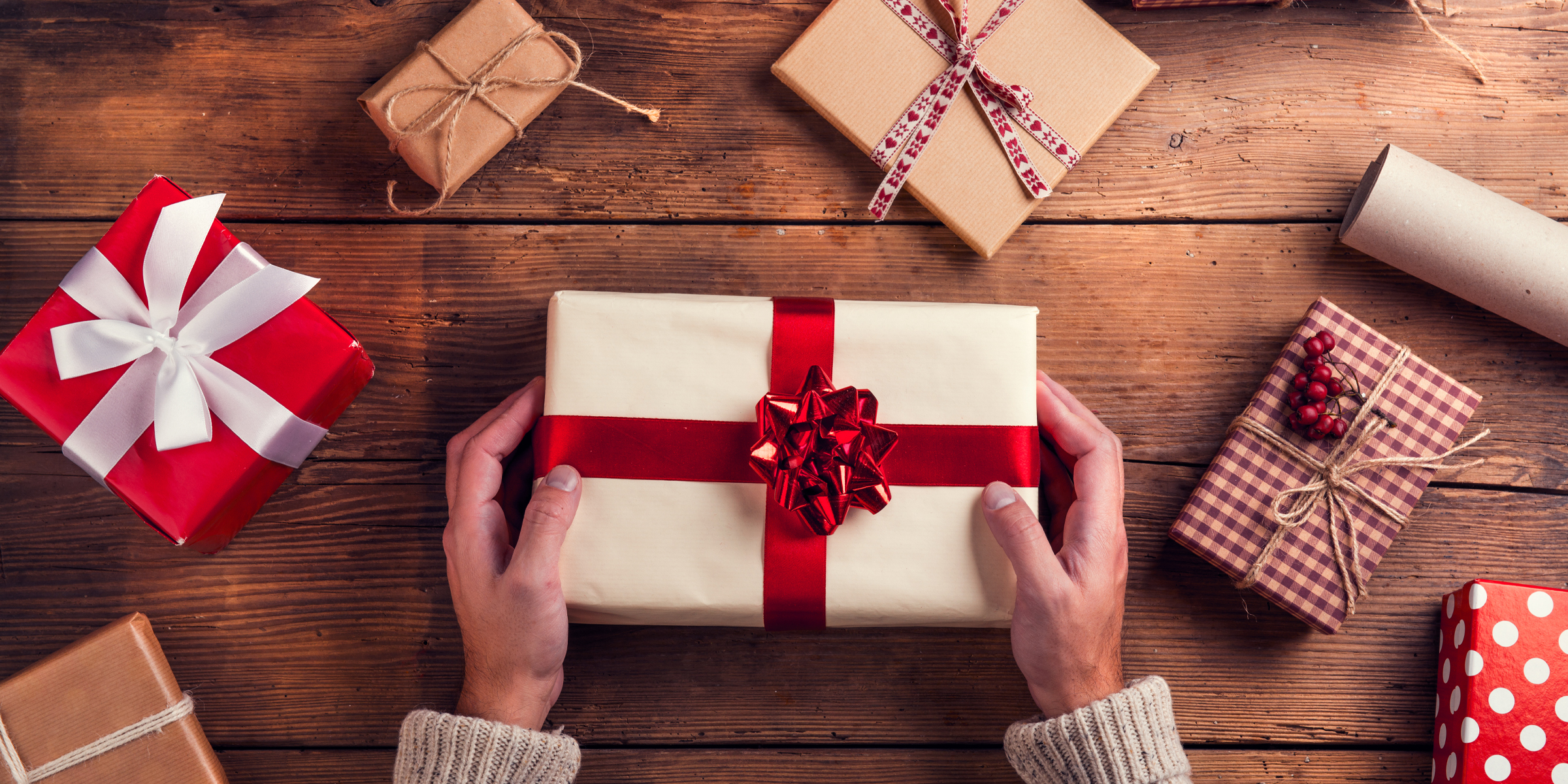 Quelqu'un qui tient un cadeau | Source : Shutterstock