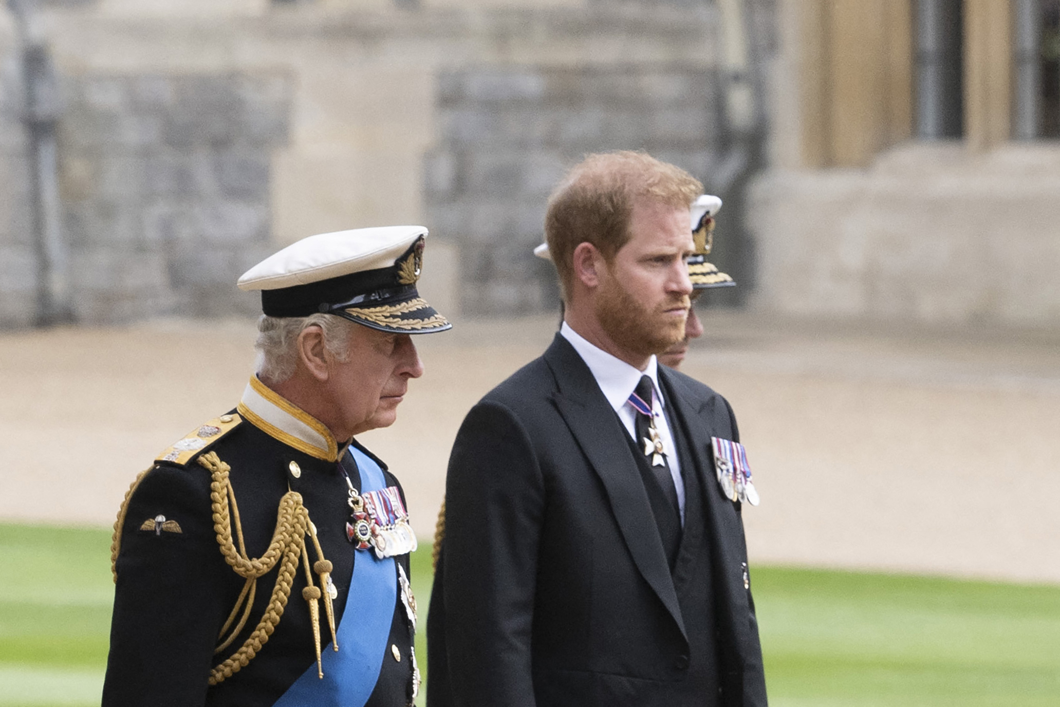 Le roi Charles de Grande-Bretagne marche avec son fils, le prince Harry, duc de Sussex, alors qu'ils arrivent à la chapelle St George à l'intérieur du château de Windsor, en Angleterre, le 19 septembre 2022 | Source : Getty Images