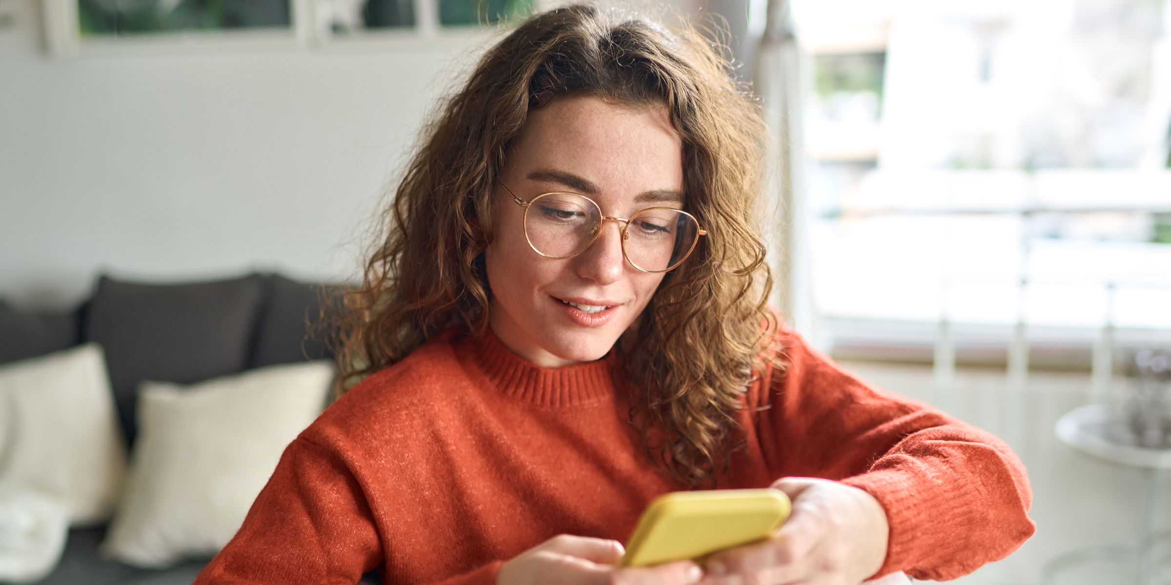Une femme vérifie son téléphone | Source : Shutterstock