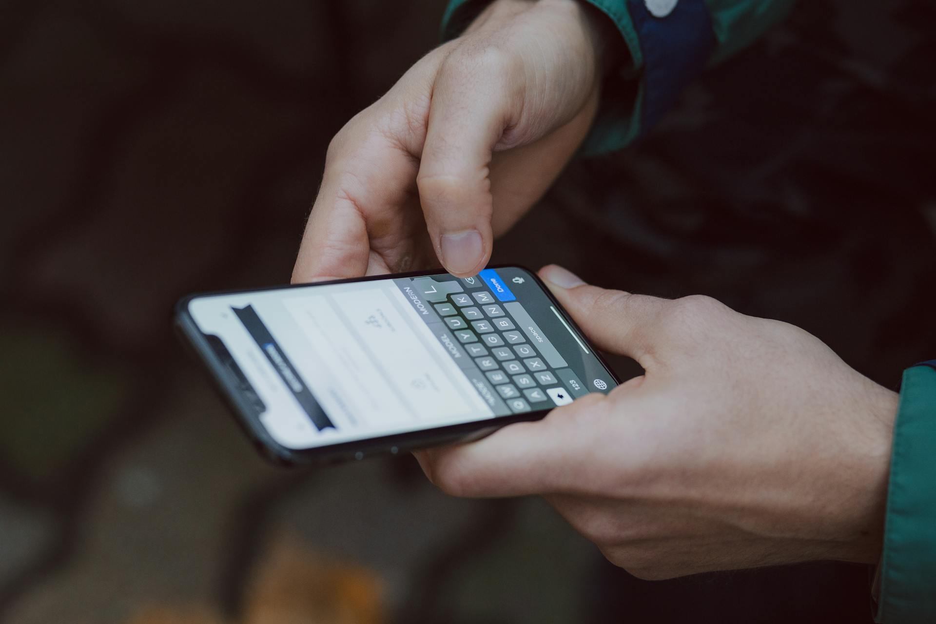 Une personne tapant sur son téléphone | Source : Pexels