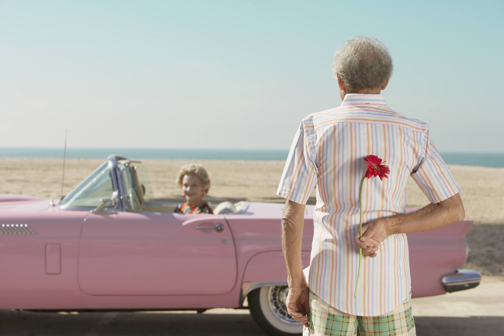 Un homme âgé surprend sa femme avec des fleurs I Source : Getty Images