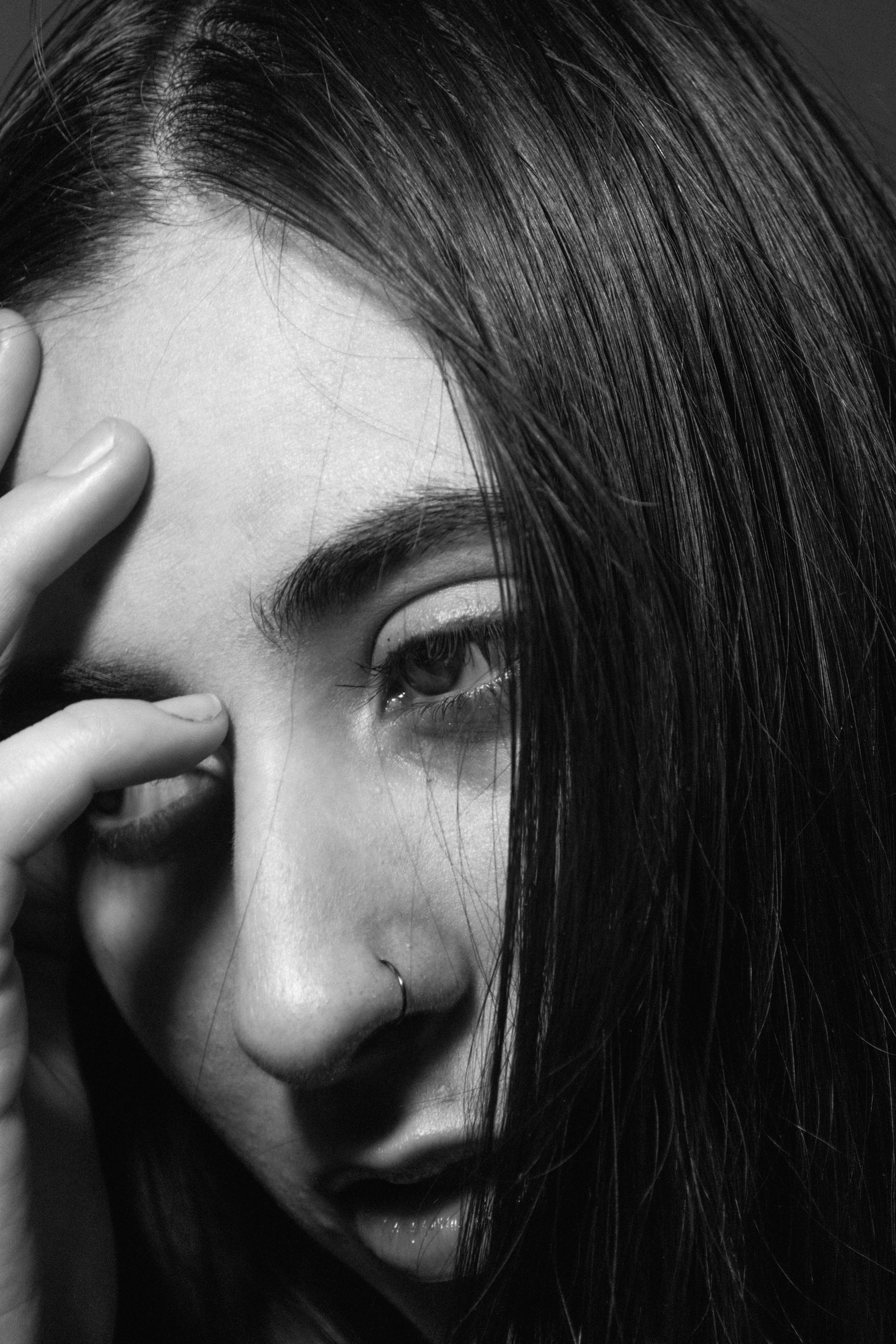 Une femme émotive qui pose sa tête contre sa main | Source : Unsplash