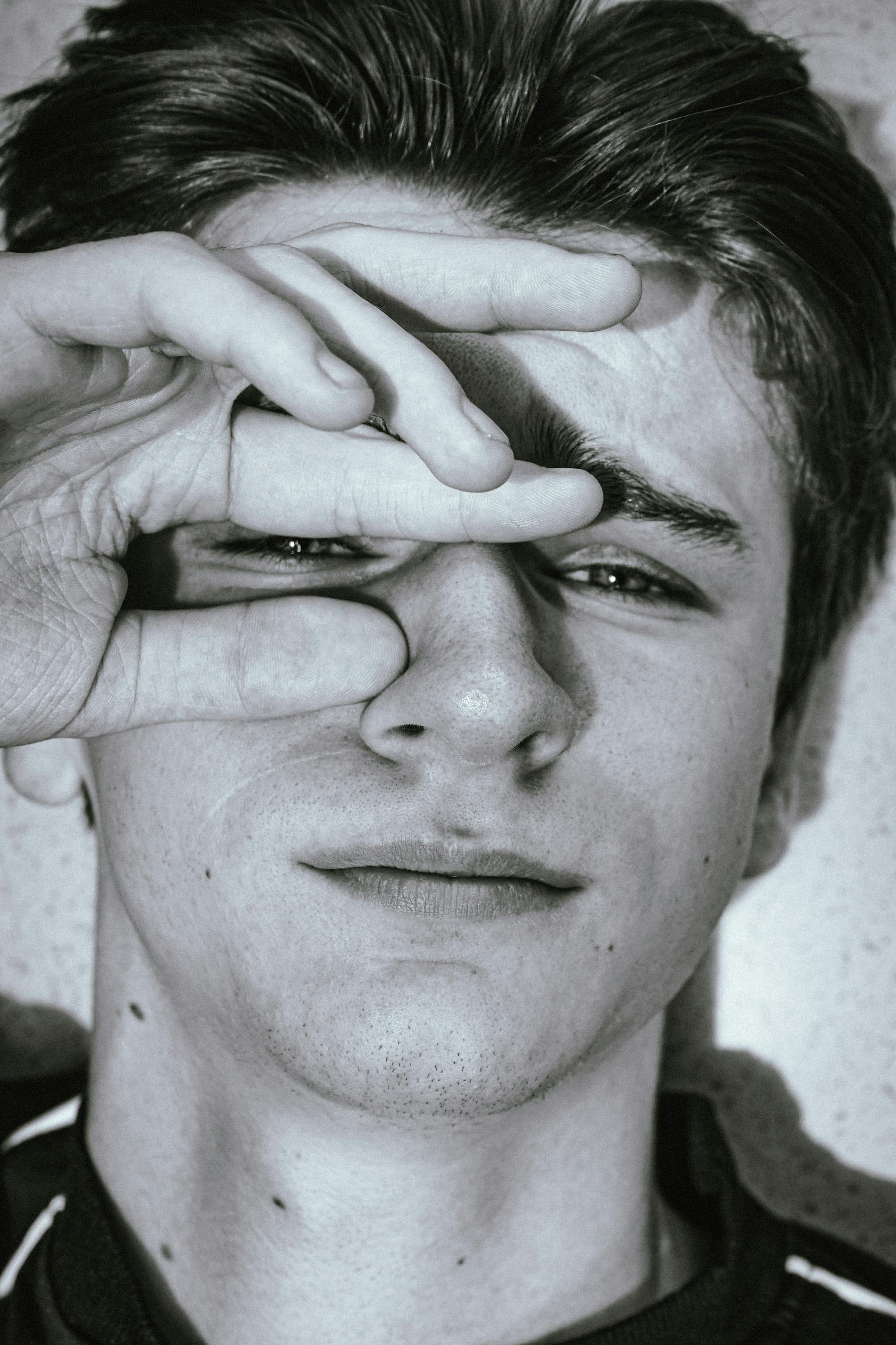 Portrait en niveaux de gris d'un jeune homme | Source : Pexels