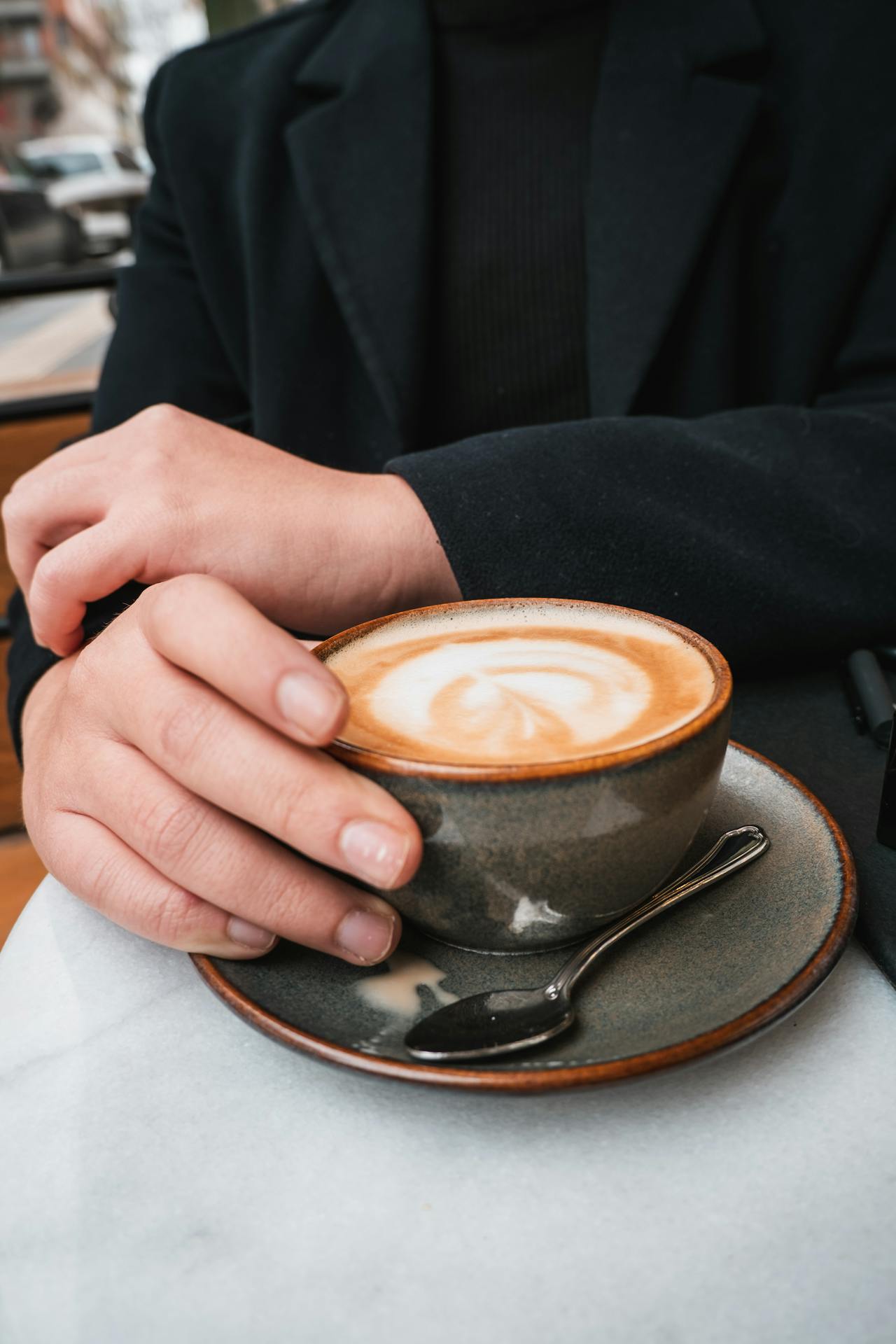 Un homme tenant une tasse de café | Source : Pexels