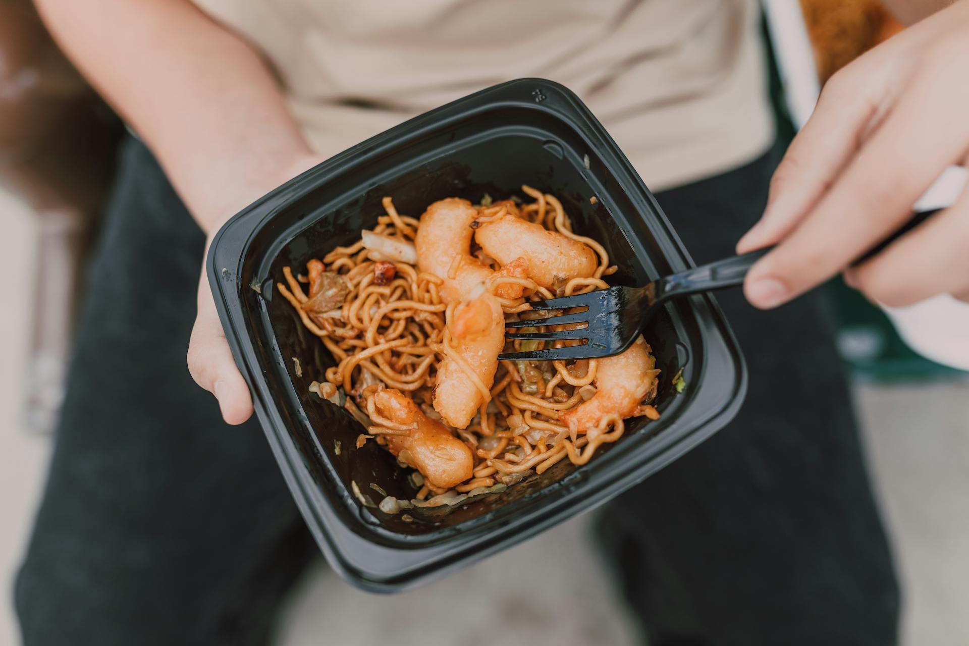 Een man met een kom eten | Bron: Pexels