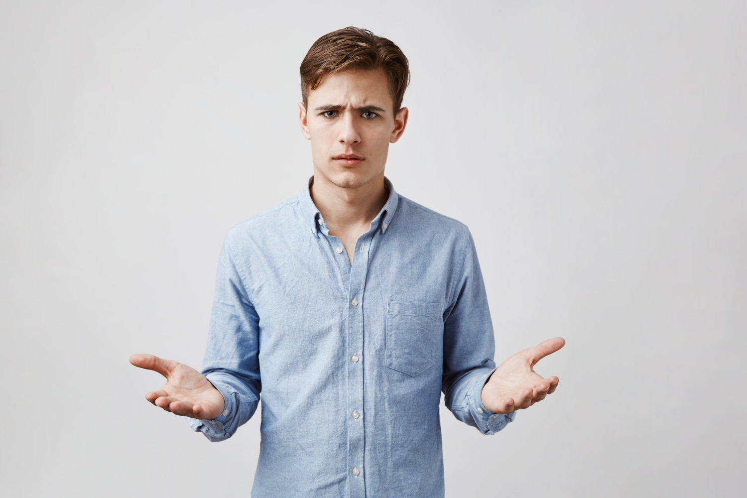 Un jeune homme agacé | Source : Freepik