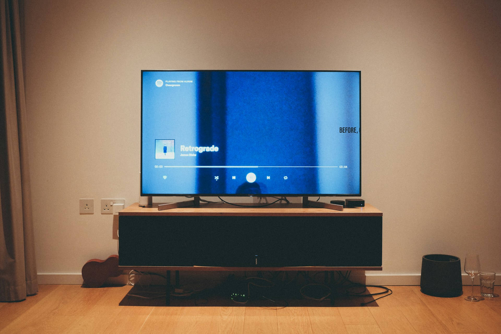 Une télévision à écran plat sur un support en bois | Source : Unsplash
