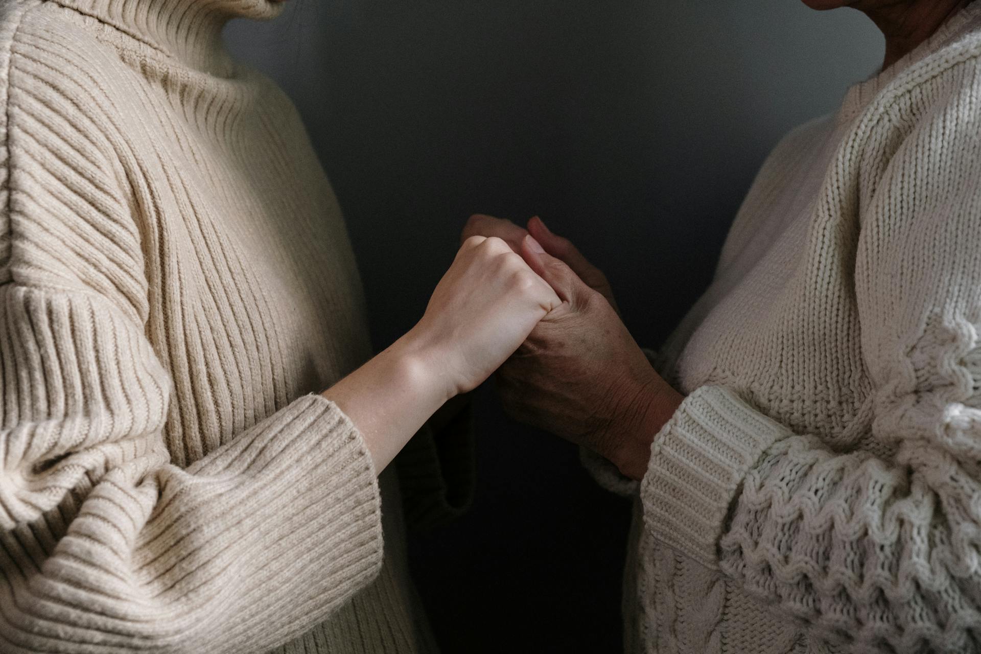 Une femme tenant les mains de sa mère | Source : Pexels