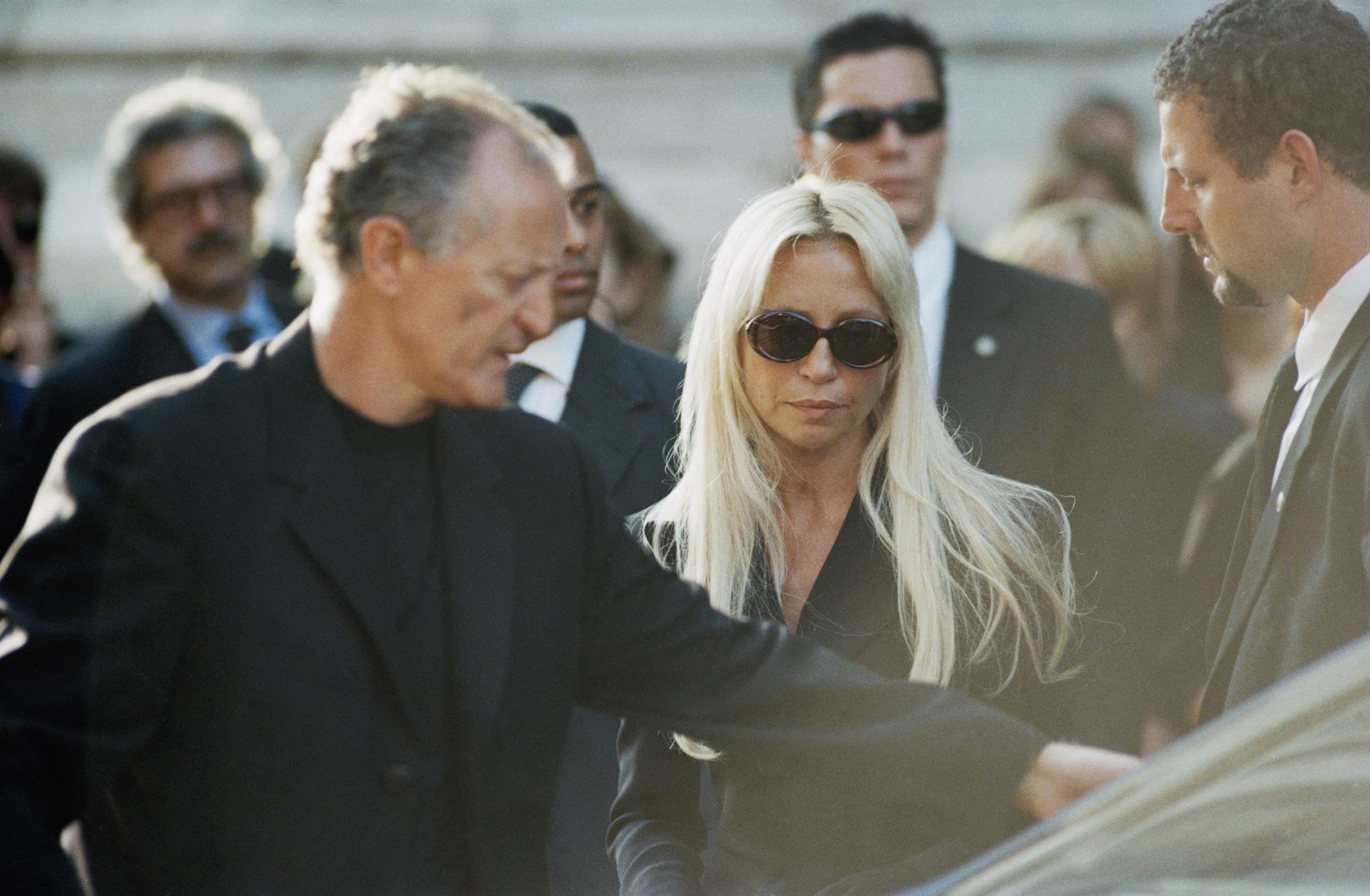Santo et Donatella Versace lors du dernier hommage à Gianni Versace à la cathédrale de Milan en Italie, 1997. | Source : Getty Images