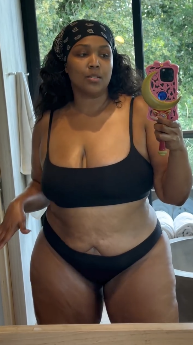 Lizzo prend un selfie miroir, daté du 13 octobre 2025 | Source : Instagram/lizzobeeating