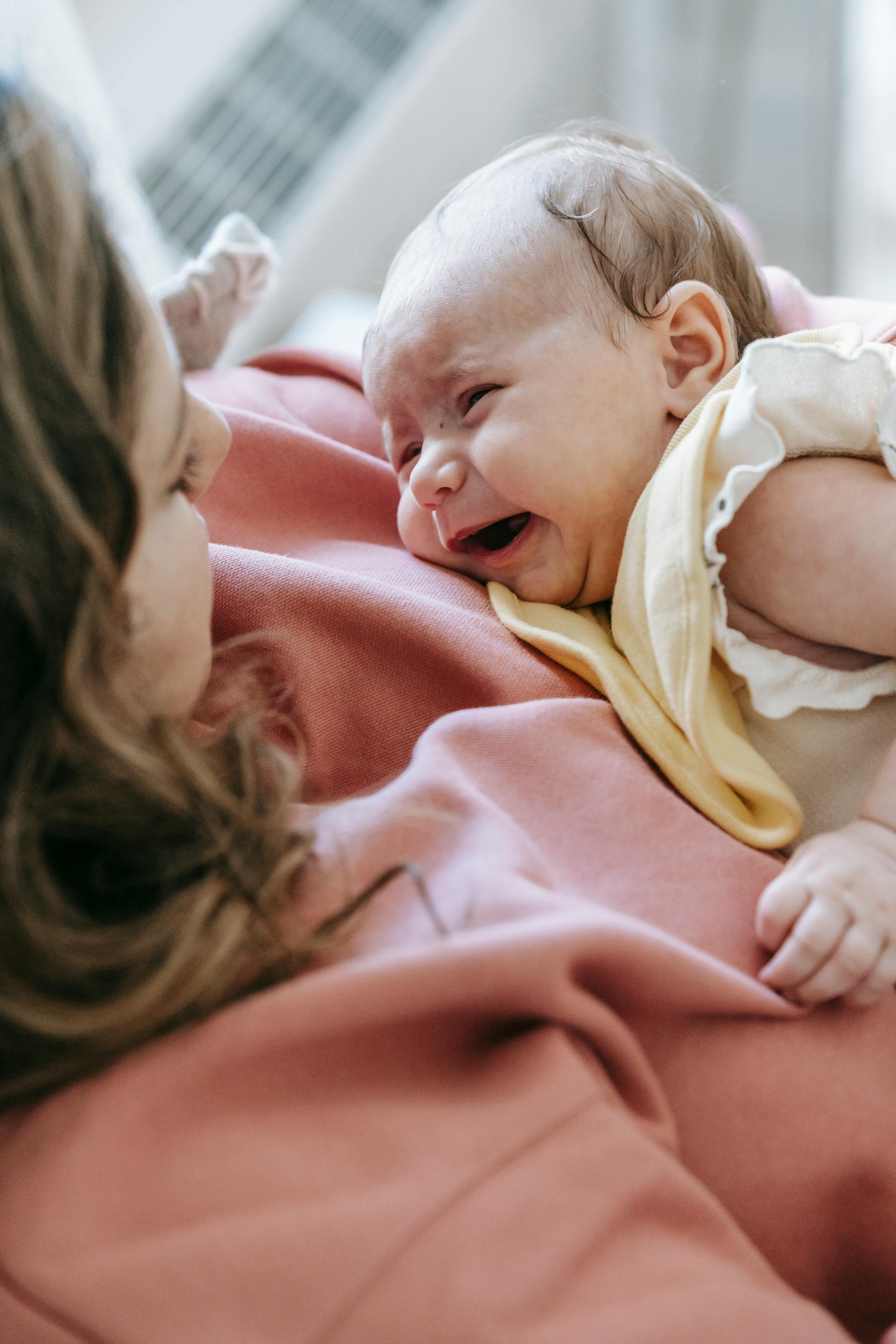 Une femme tenant un bébé qui pleure | Source : Pexels