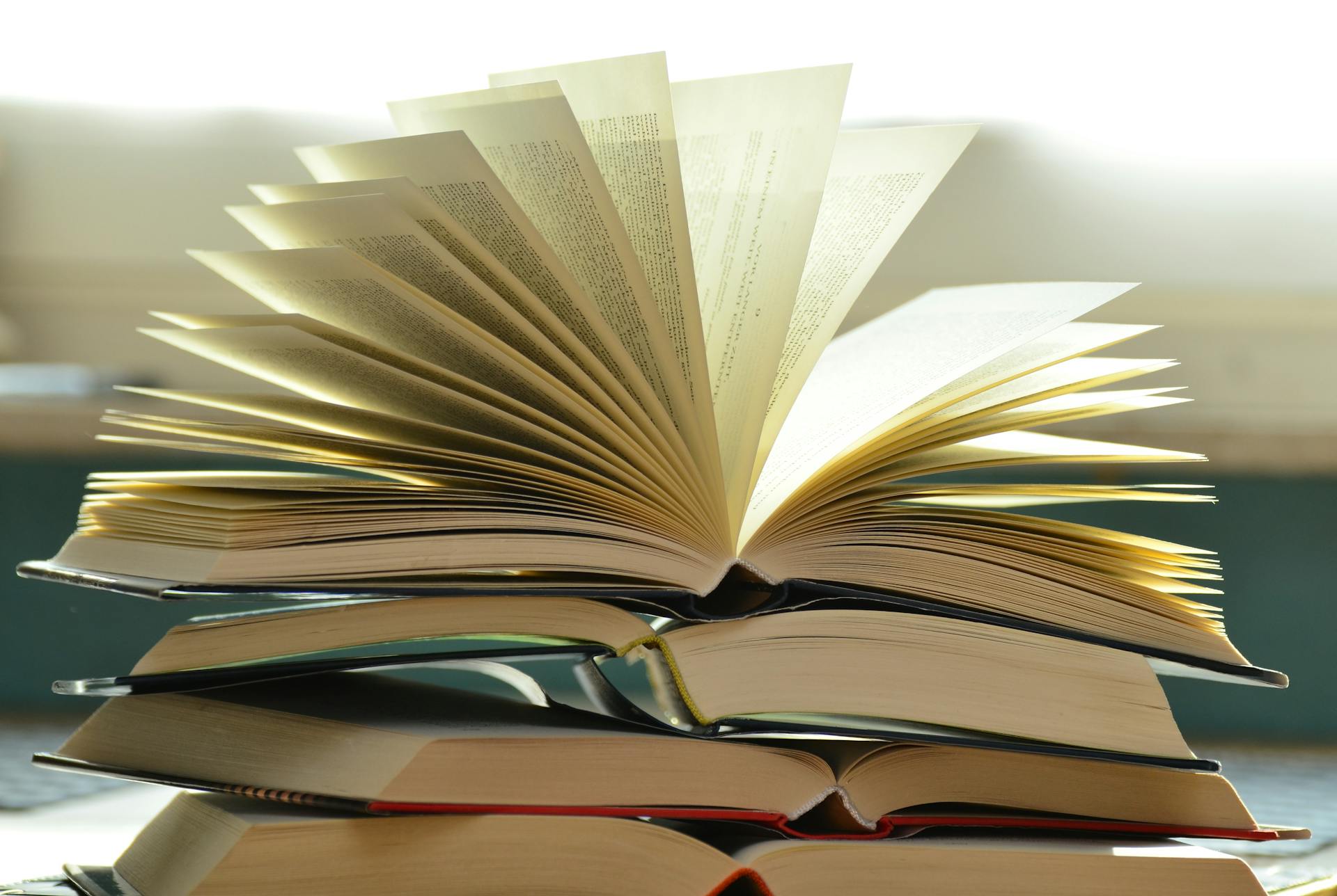 Une pile de livres | Source : Pexels