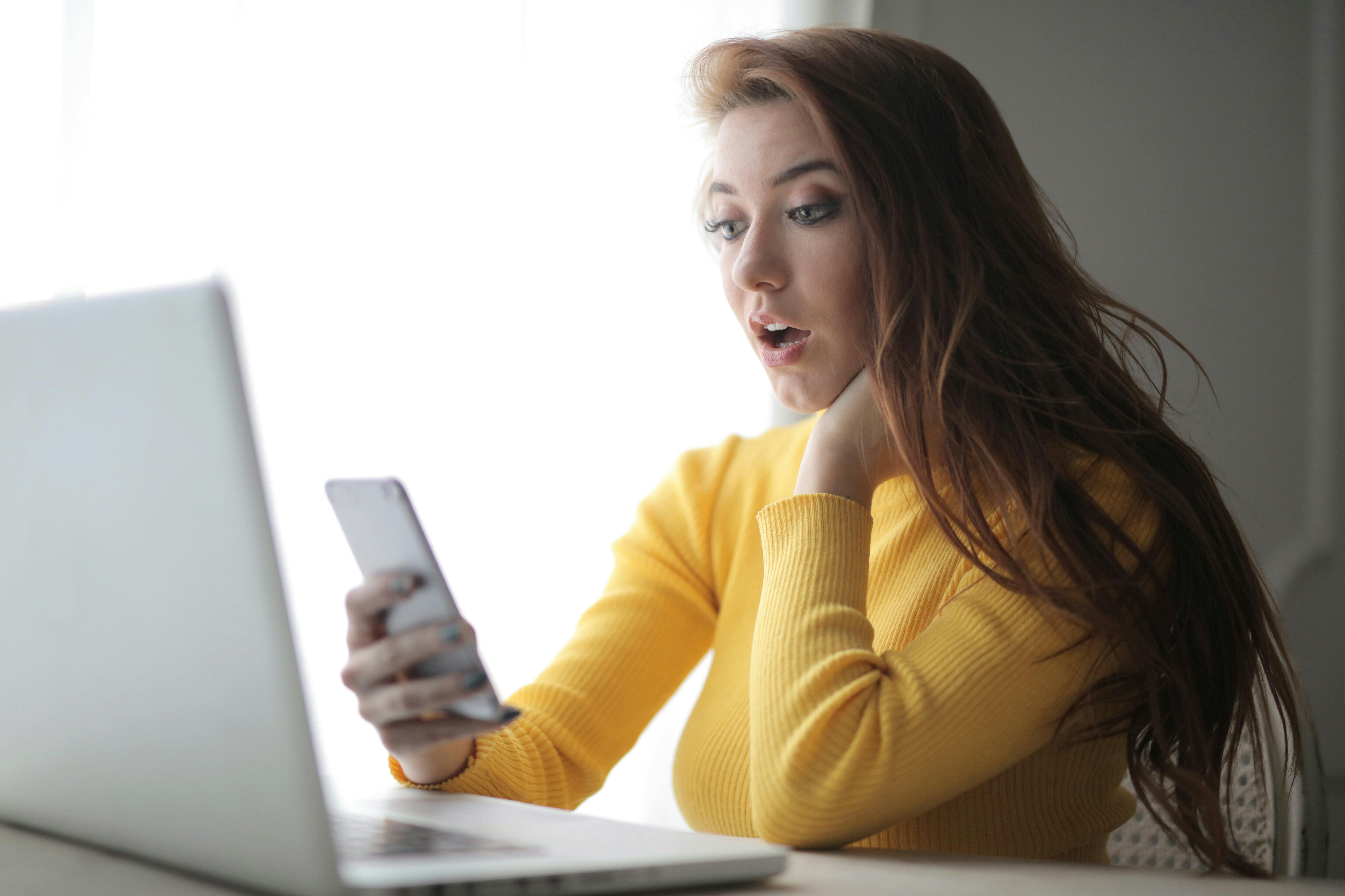 Une femme lisant un message texte | Source : Pexels