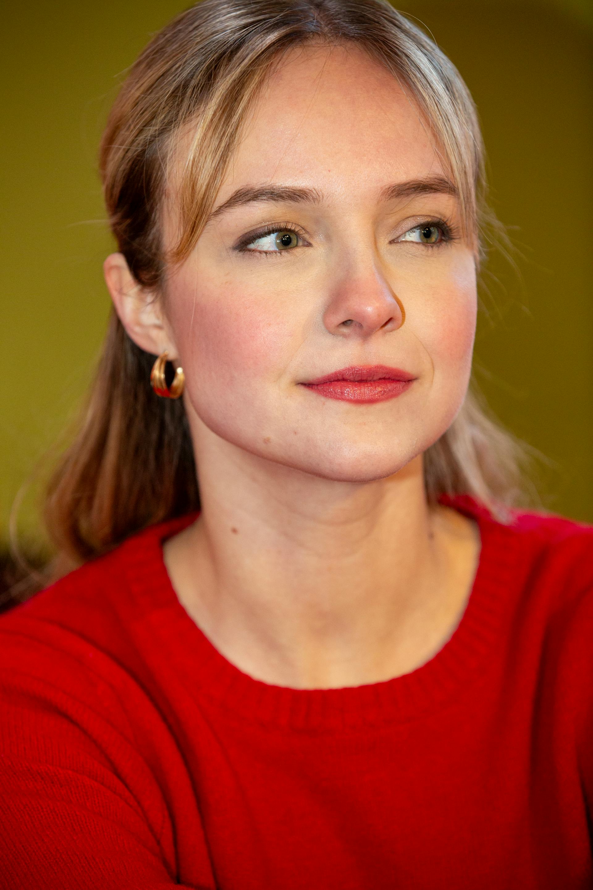 Une femme réfléchie qui regarde quelqu'un | Source : Pexels