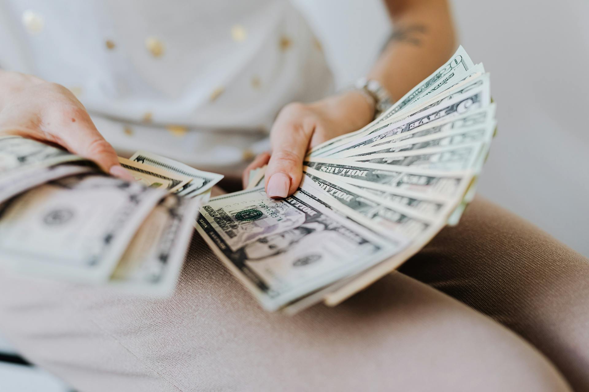 Une femme tenant des billets de banque | Source : Pexels