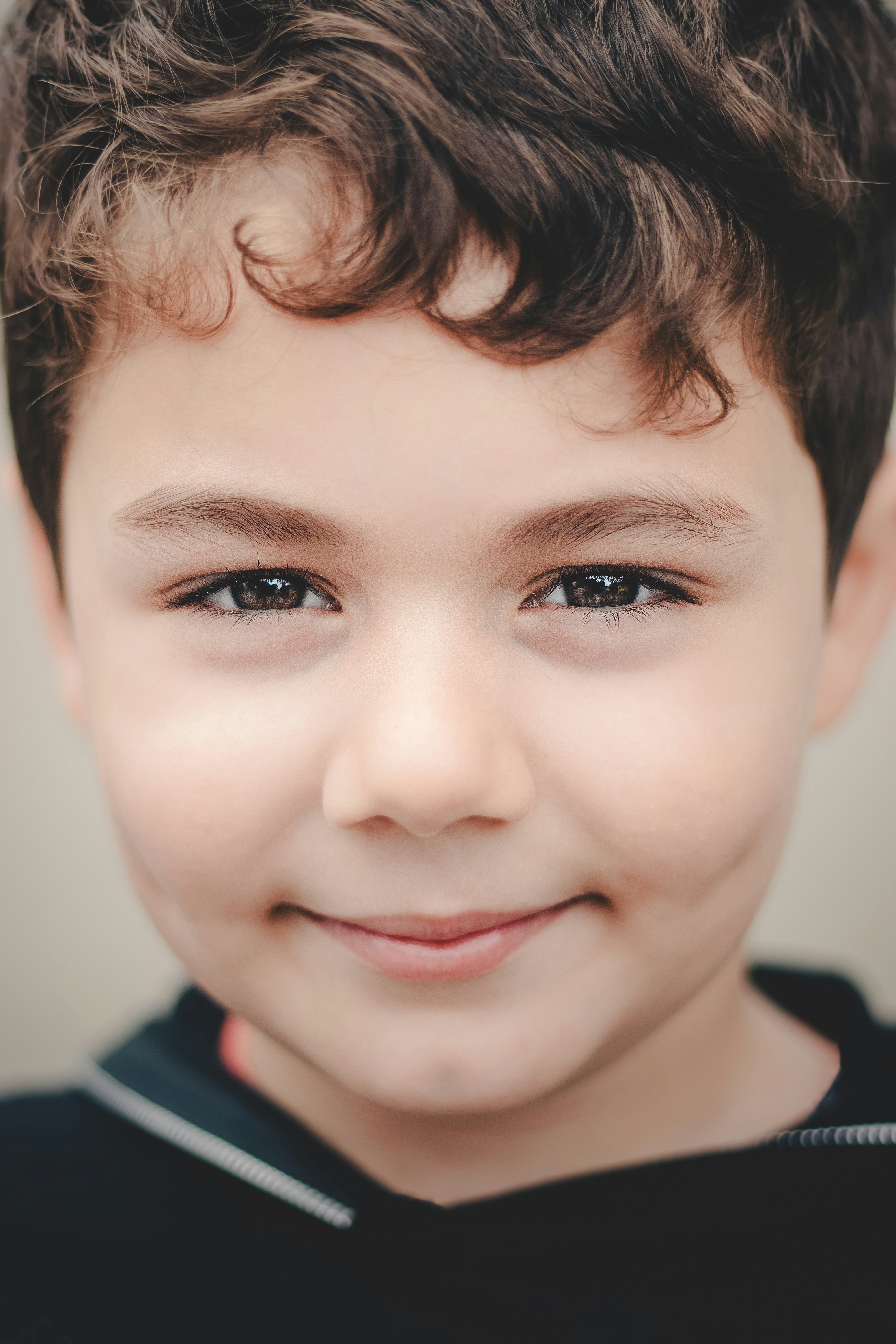 Gros plan sur un garçon souriant | Source : Unsplash