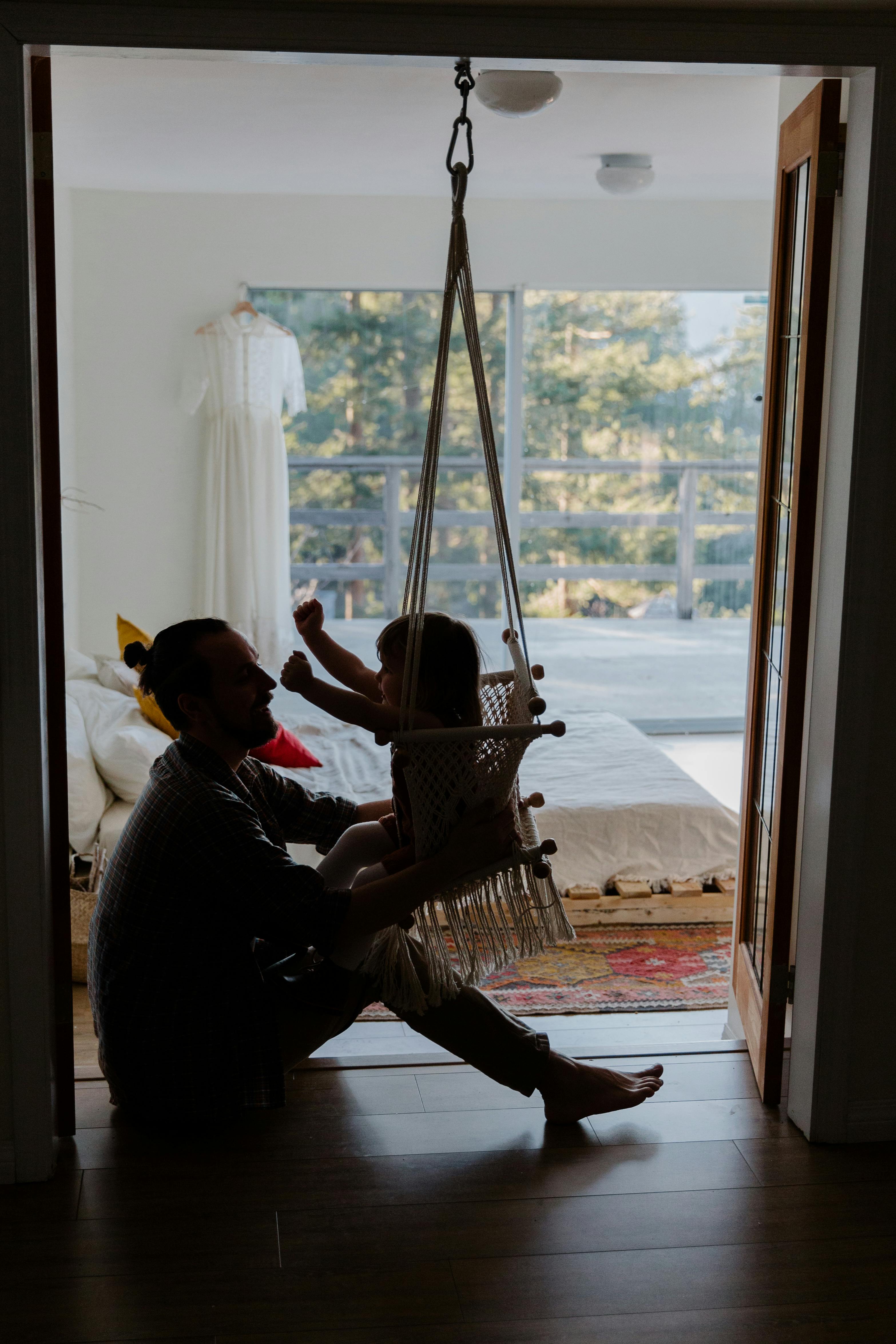 Un père jouant avec sa fille | Source : Pexels
