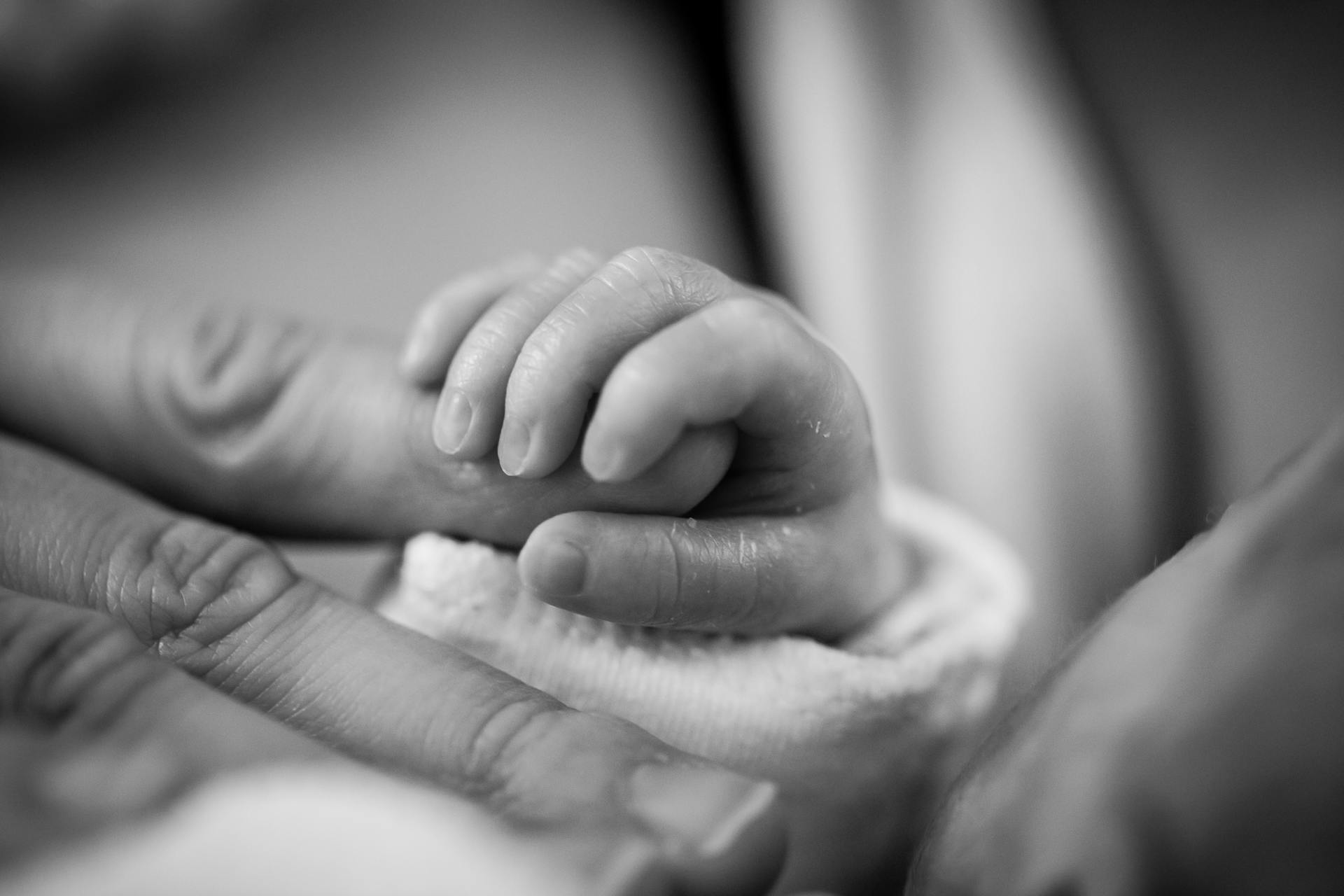 Photo d'un bébé tenant un doigt | Source : Pexels
