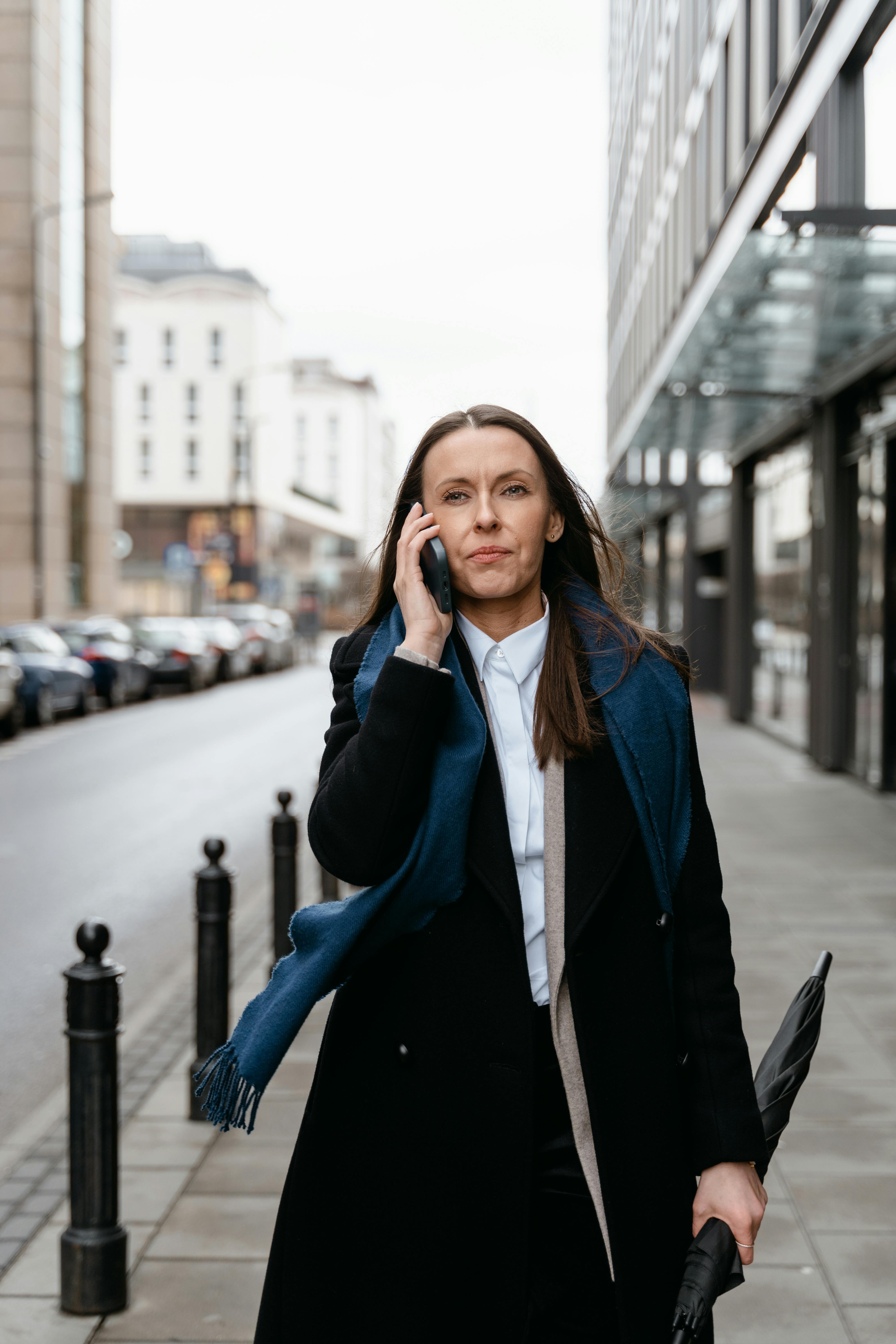 Une femme sérieuse lors d'un appel | Source : Pexels