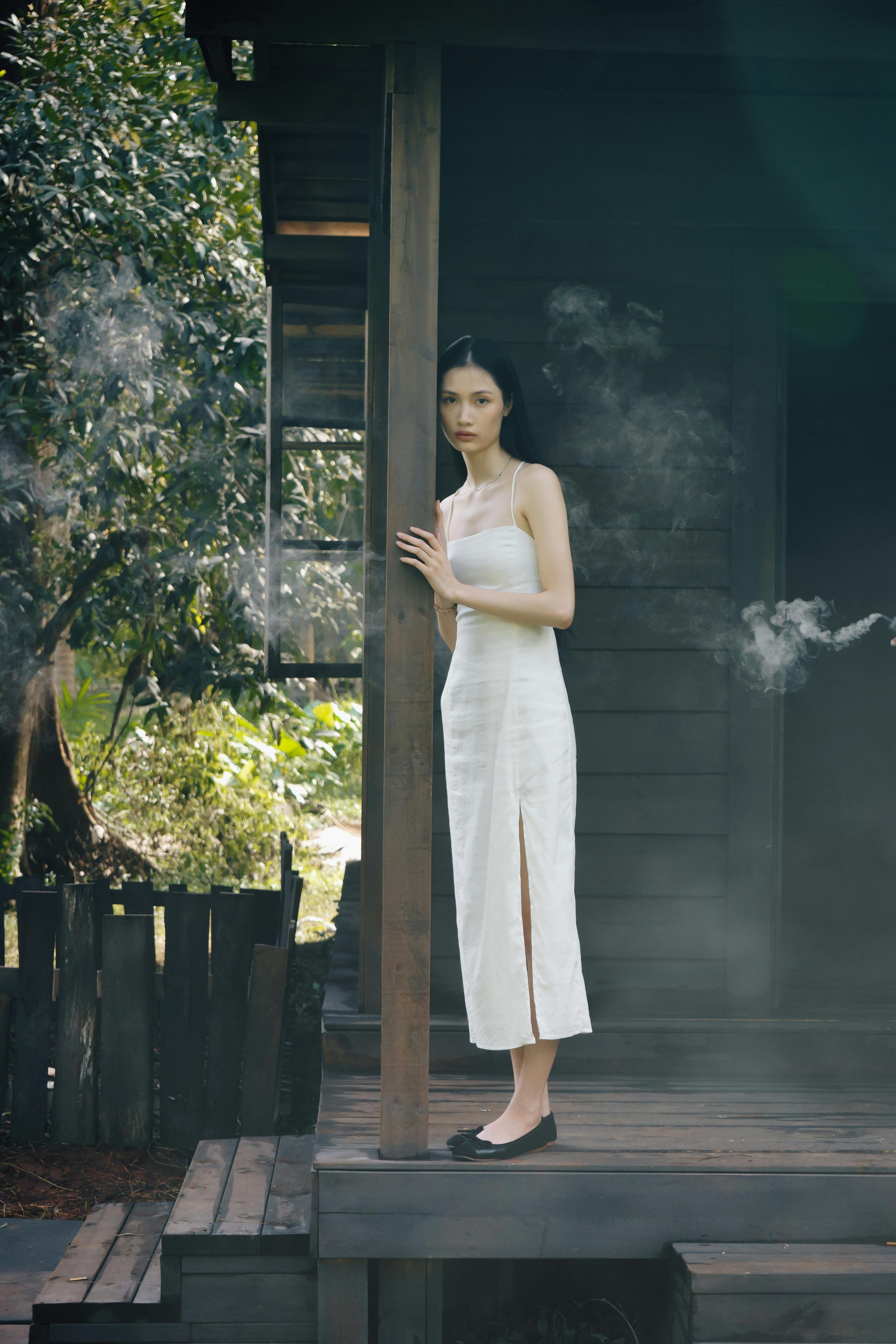 Une femme debout sous un porche | Source : Pexels