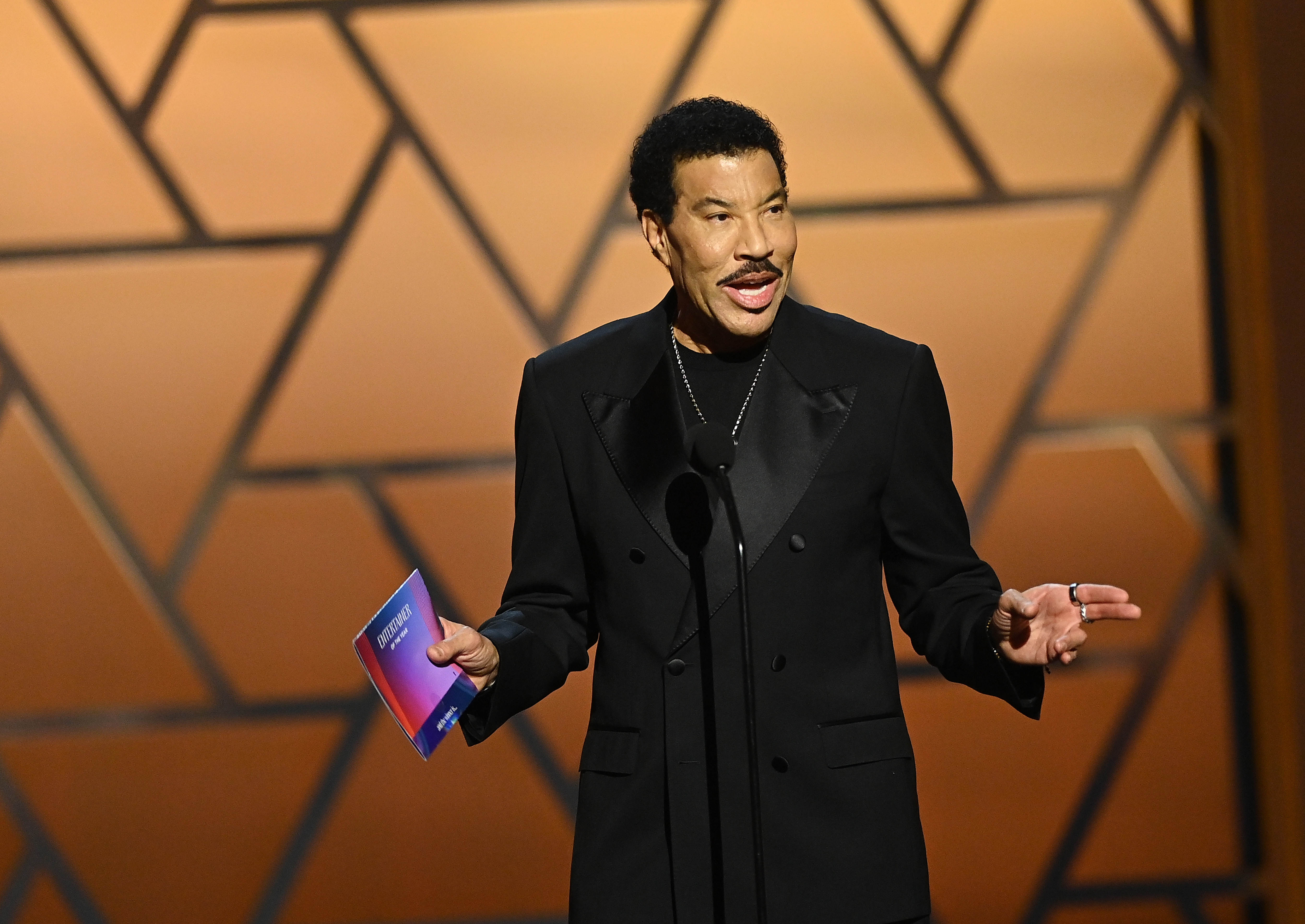 Richie prend la parole sur scène lors des NAACP Image Awards en février 2026, quelques mois avant son premier problème de santé signalé cet été. En juin, un concert à Saint Paul s'est terminé plus tôt que prévu après qu'il s'est senti mal et qu'il a été emmené à l'hôpital par mesure de précaution. | Source : Getty Images