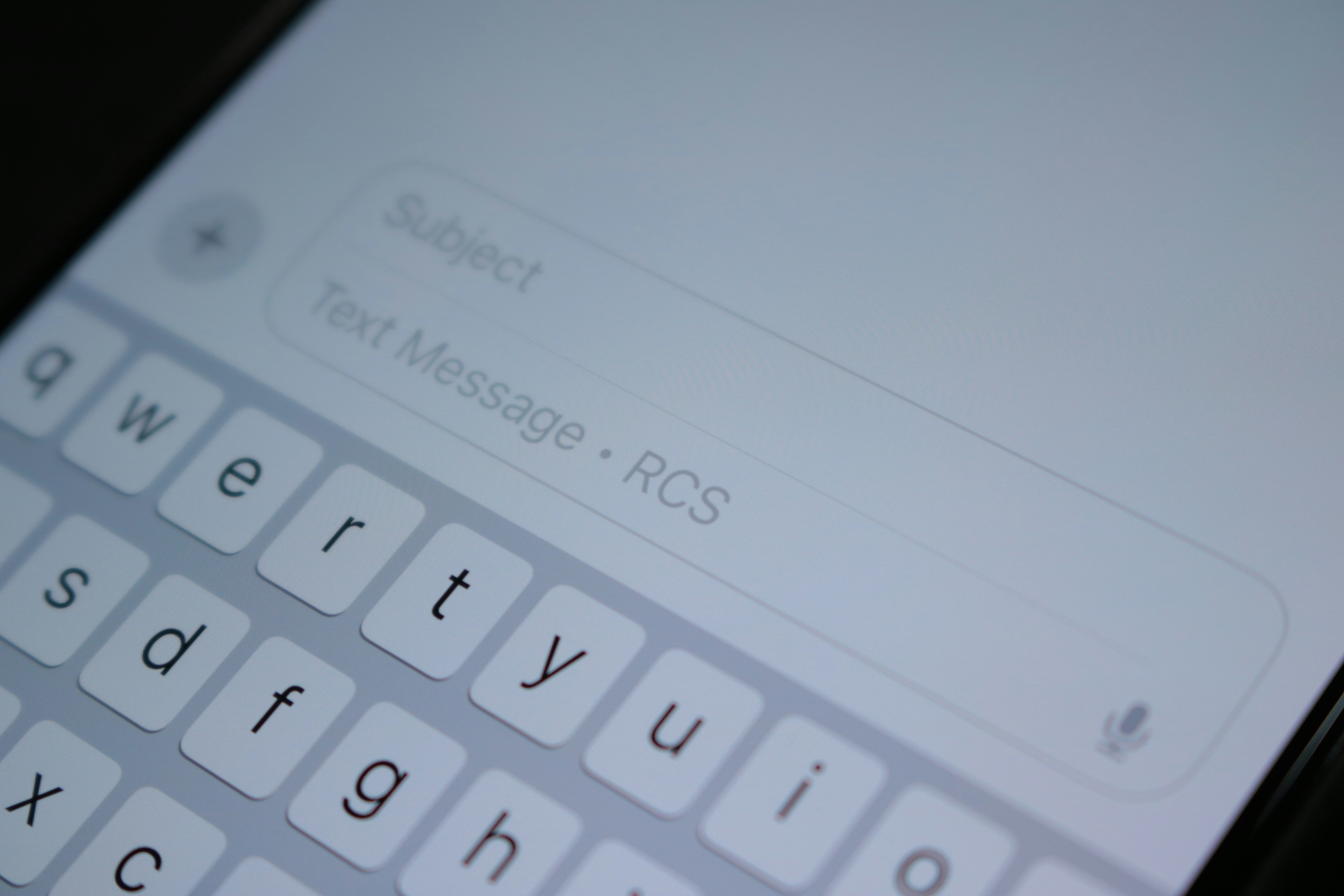 Gros plan sur un clavier de téléphone portable | Source : Unsplash