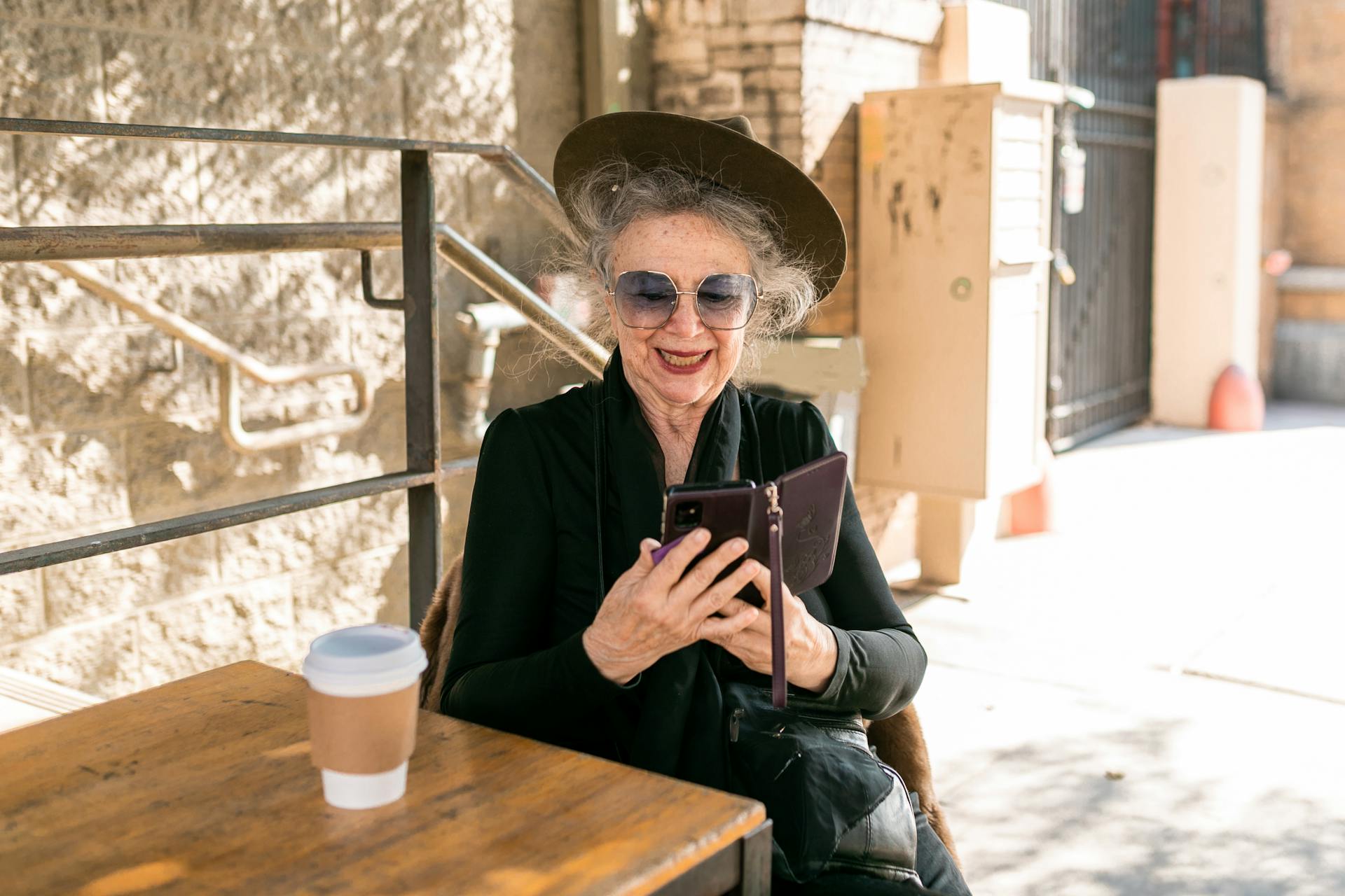 Une femme âgée heureuse utilisant son téléphone | Source : Pexels