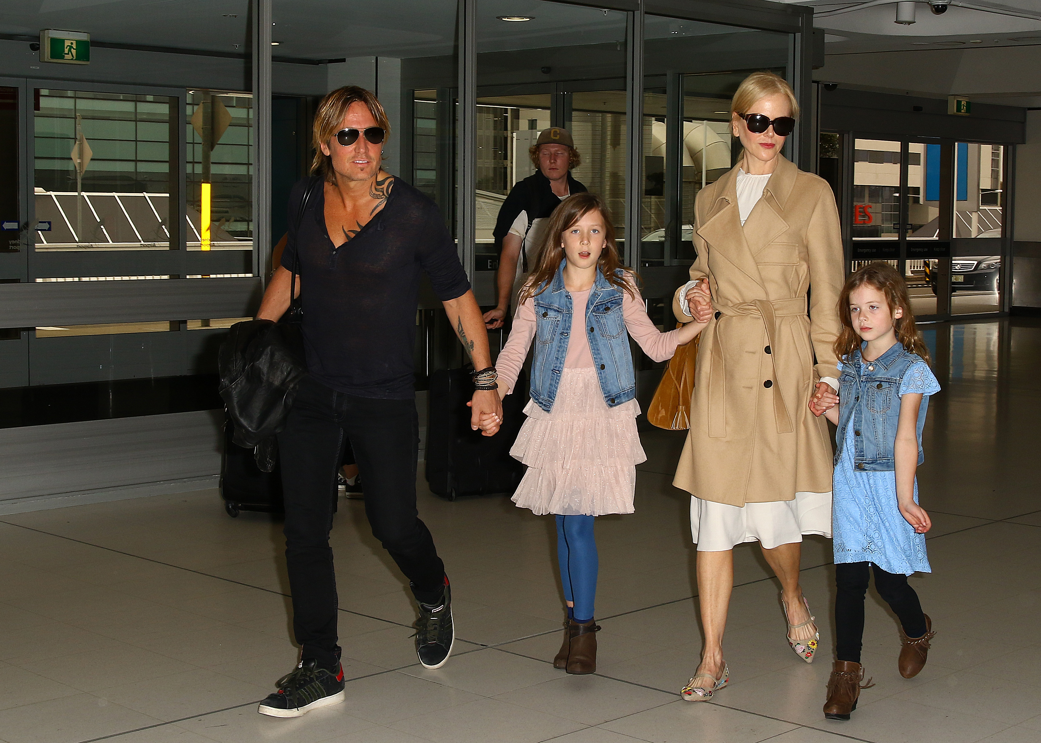 Keith Urban, Nicole Kidman et Sunday et Faith Kidman-Urban repérés à l'aéroport de Sydney, en Australie, le 28 mars 2017. | Source : Getty Images