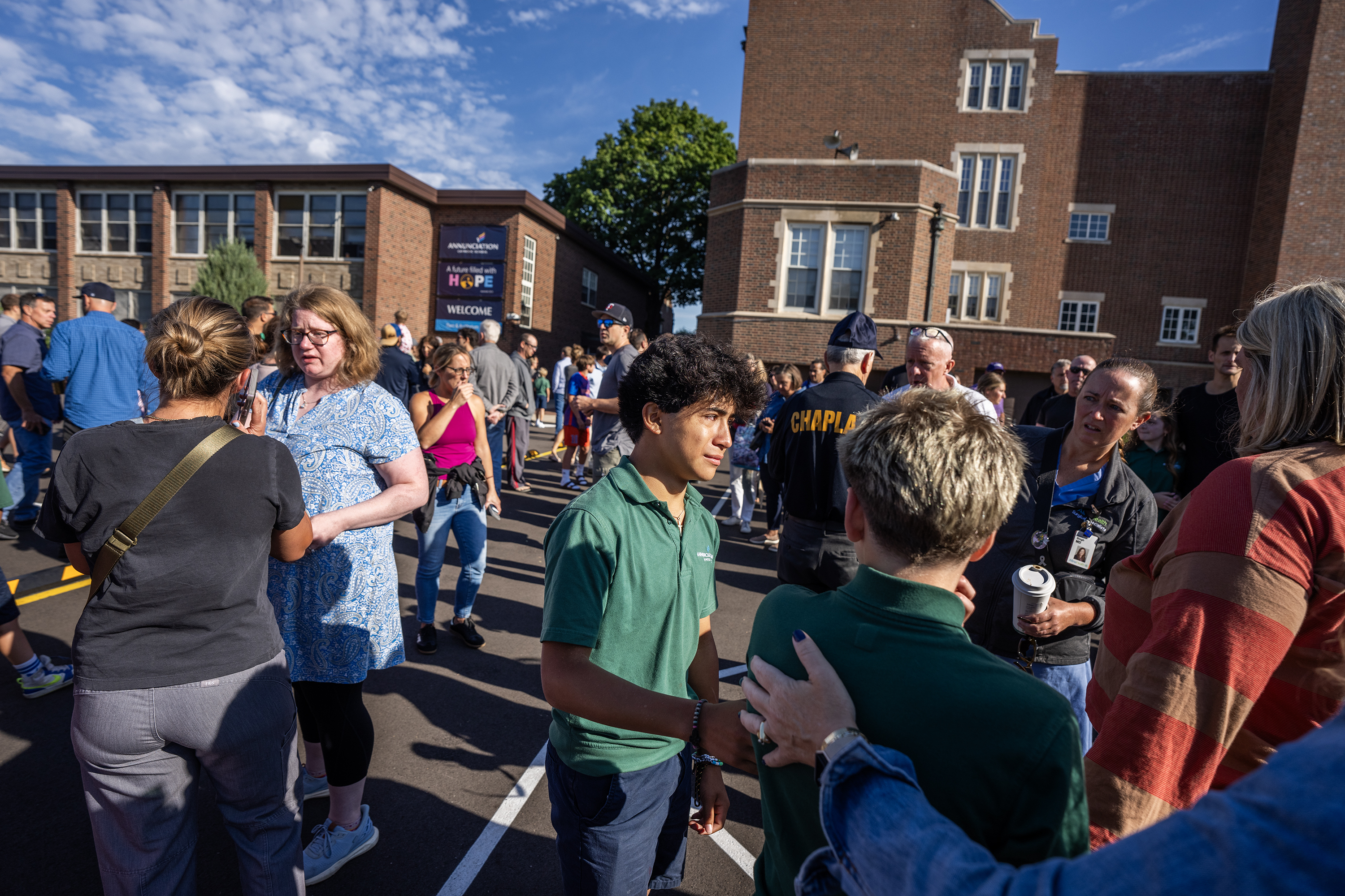 Des parents et des élèves se rassemblent devant l'église Annunciation de Minneapolis après la fusillade du 27 août 2025 | Source : Getty Images