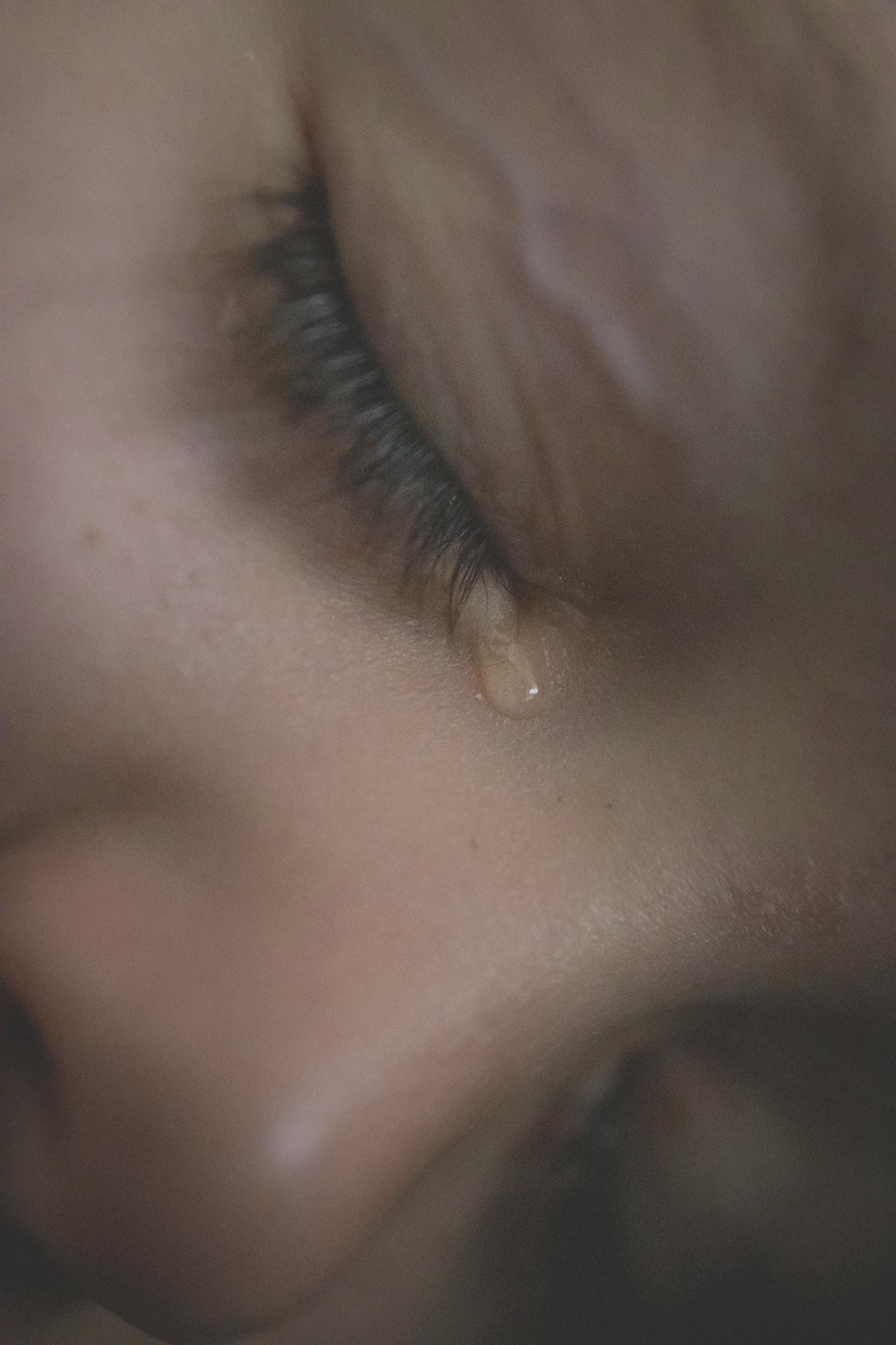 Gros plan sur le visage d'une jeune fille en train de pleurer | Source : Unsplash