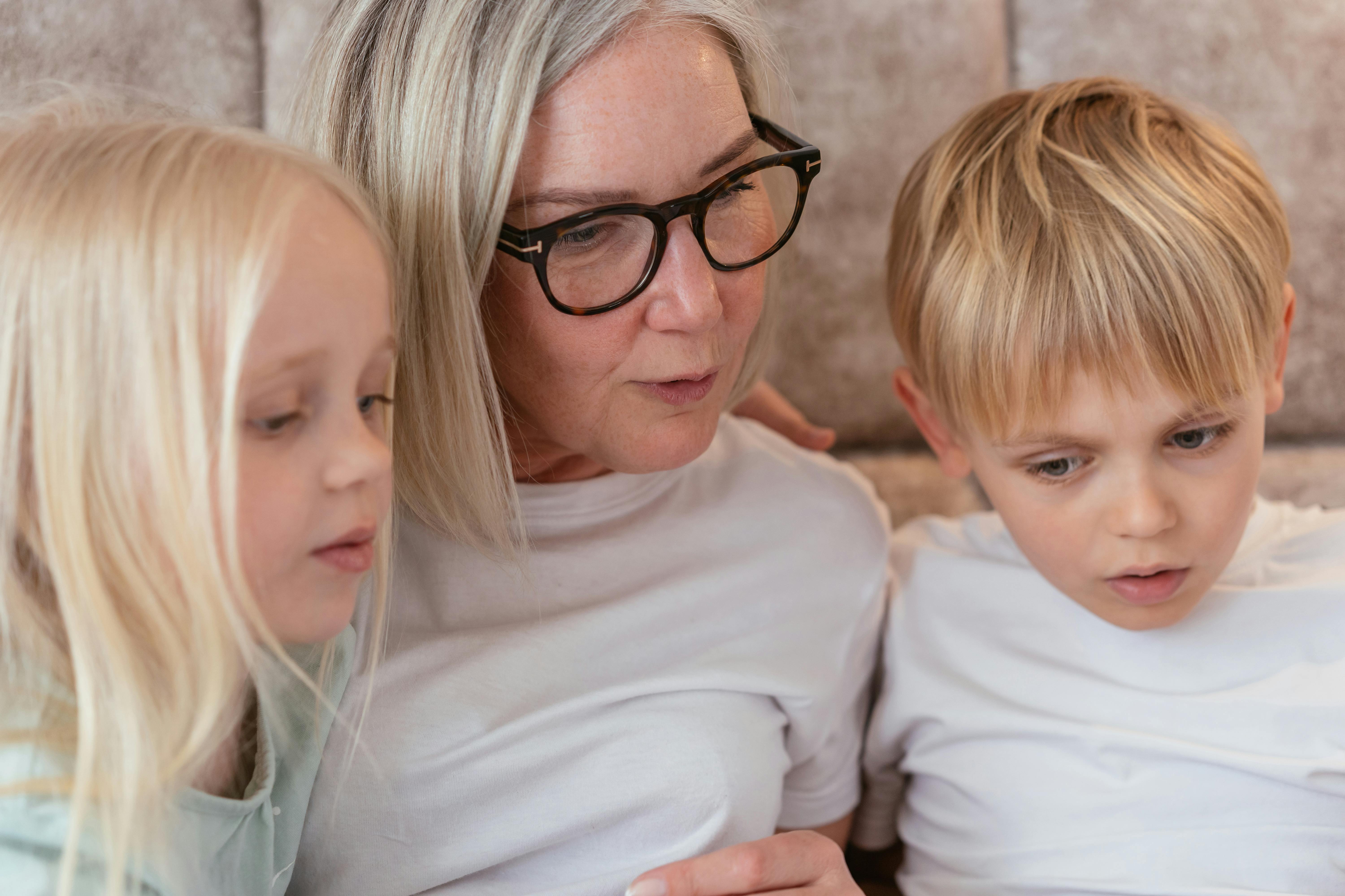 Une grand-mère avec ses petits-enfants | Source : Pexels