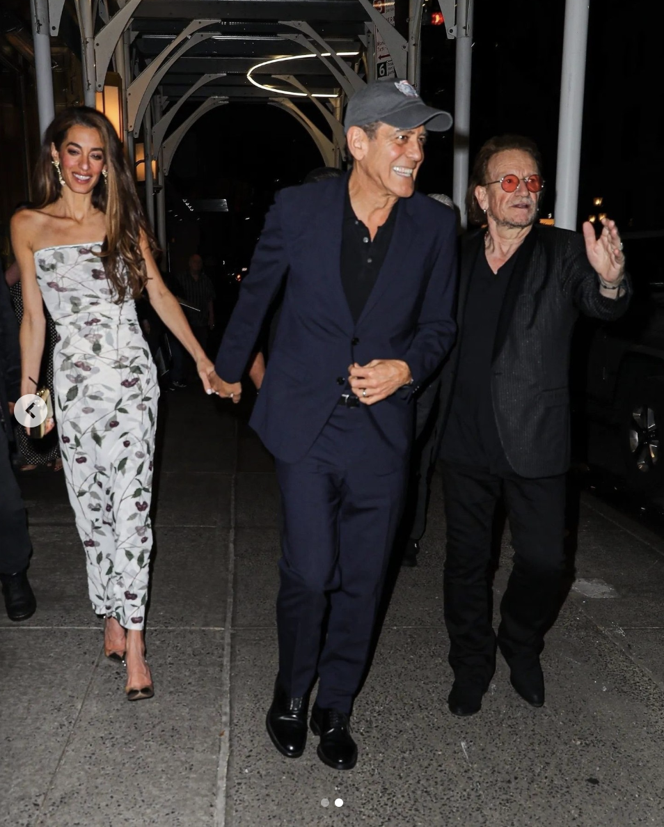 Amal et George Clooney sortent avec Bono dans le quartier de Midtown Manhattan, posté le 1er juin 2025. | Source : Instagram/voguemagazine
