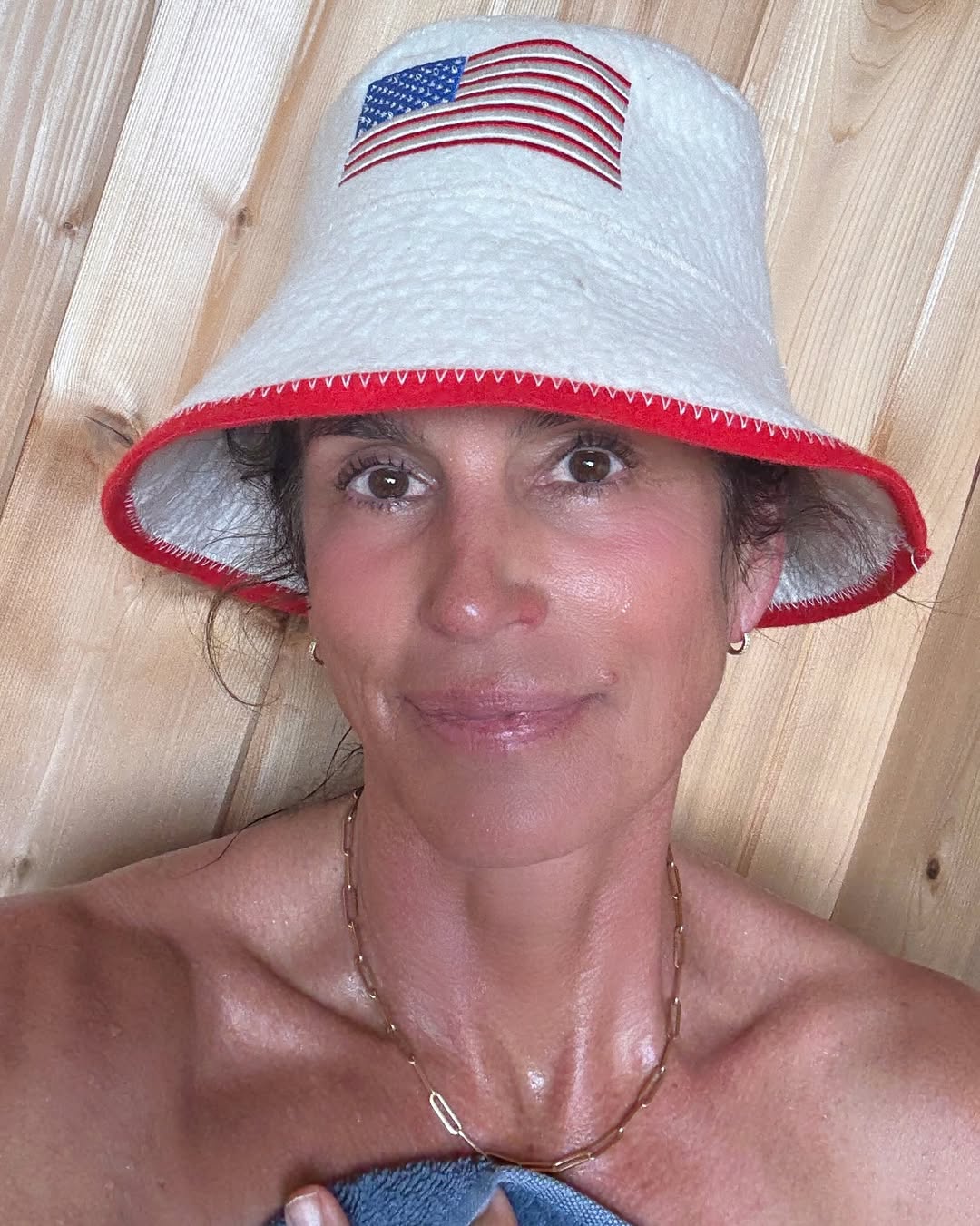 Cindy Crawford pose sans maquillage, en date du 19 août 2025 | Source : Instagram/cindycrawford