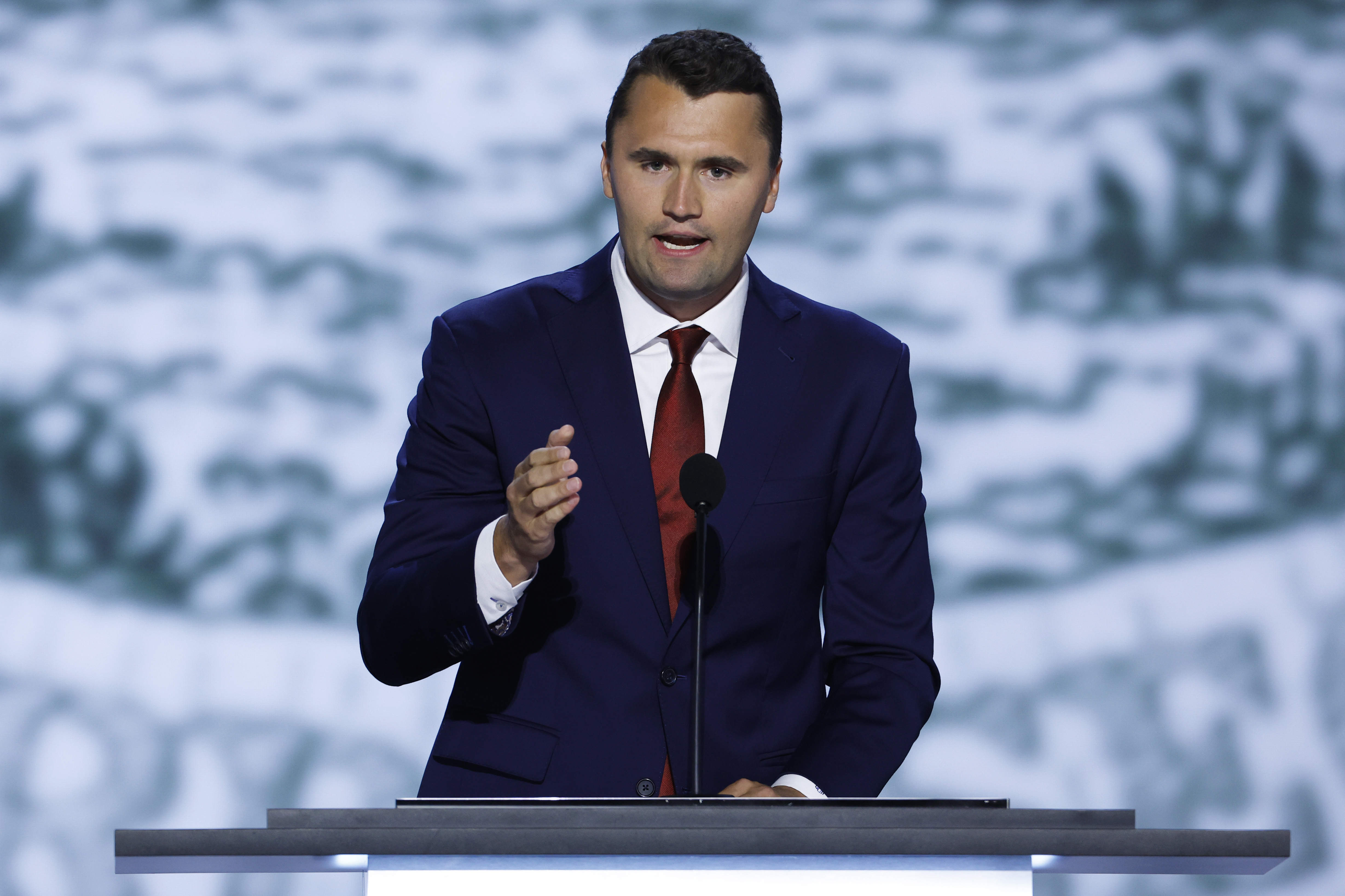 Charlie Kirk s'exprime sur scène lors de la première journée de la Convention nationale républicaine, le 15 juillet 2024, à Milwaukee, dans le Wisconsin | Source : Getty Images