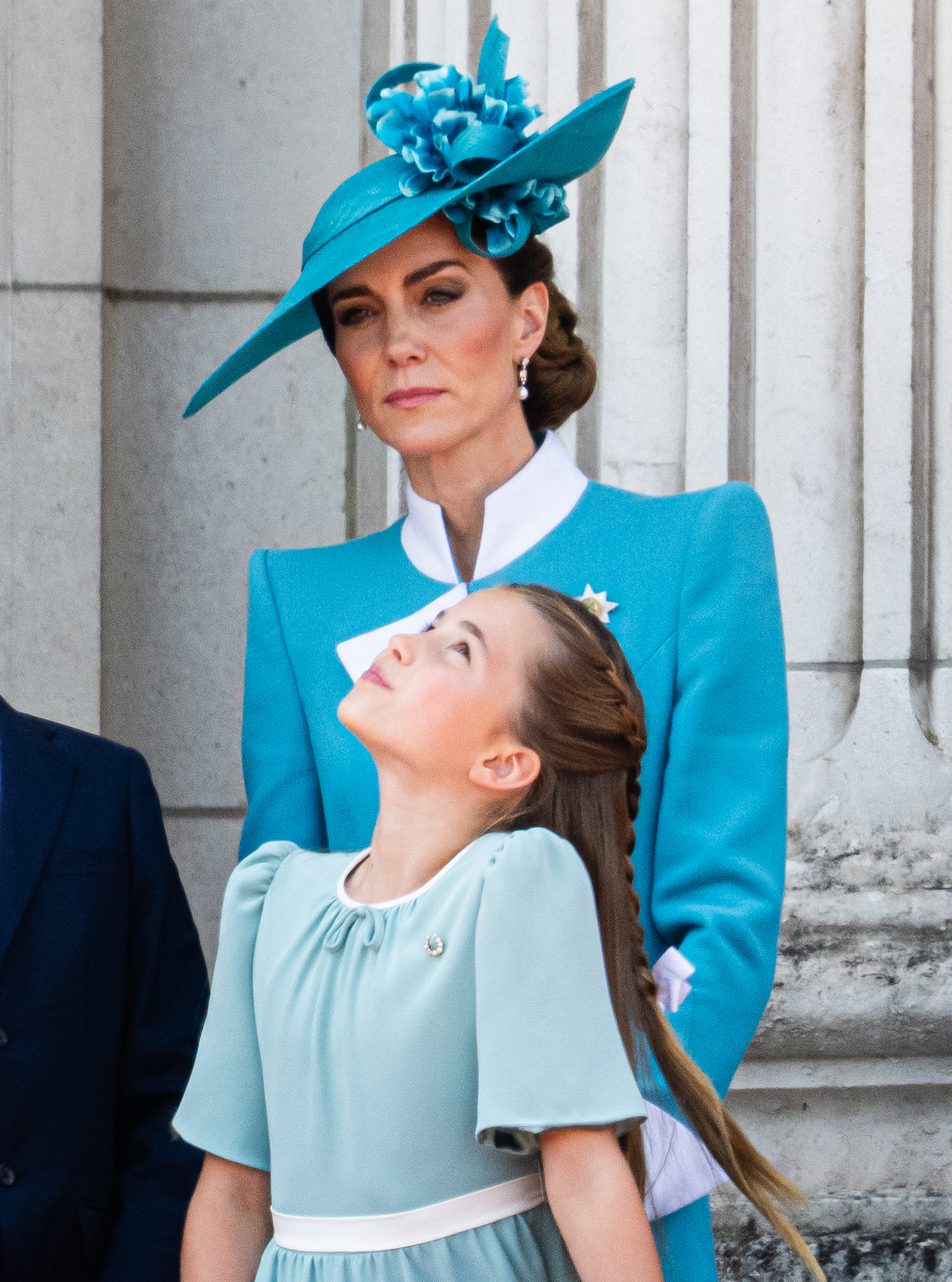 La princesse Charlotte regarde sa mère Catherine alors qu'elles prennent des photos sur le balcon du palais pendant la cérémonie du Trooping The Colour 2025.