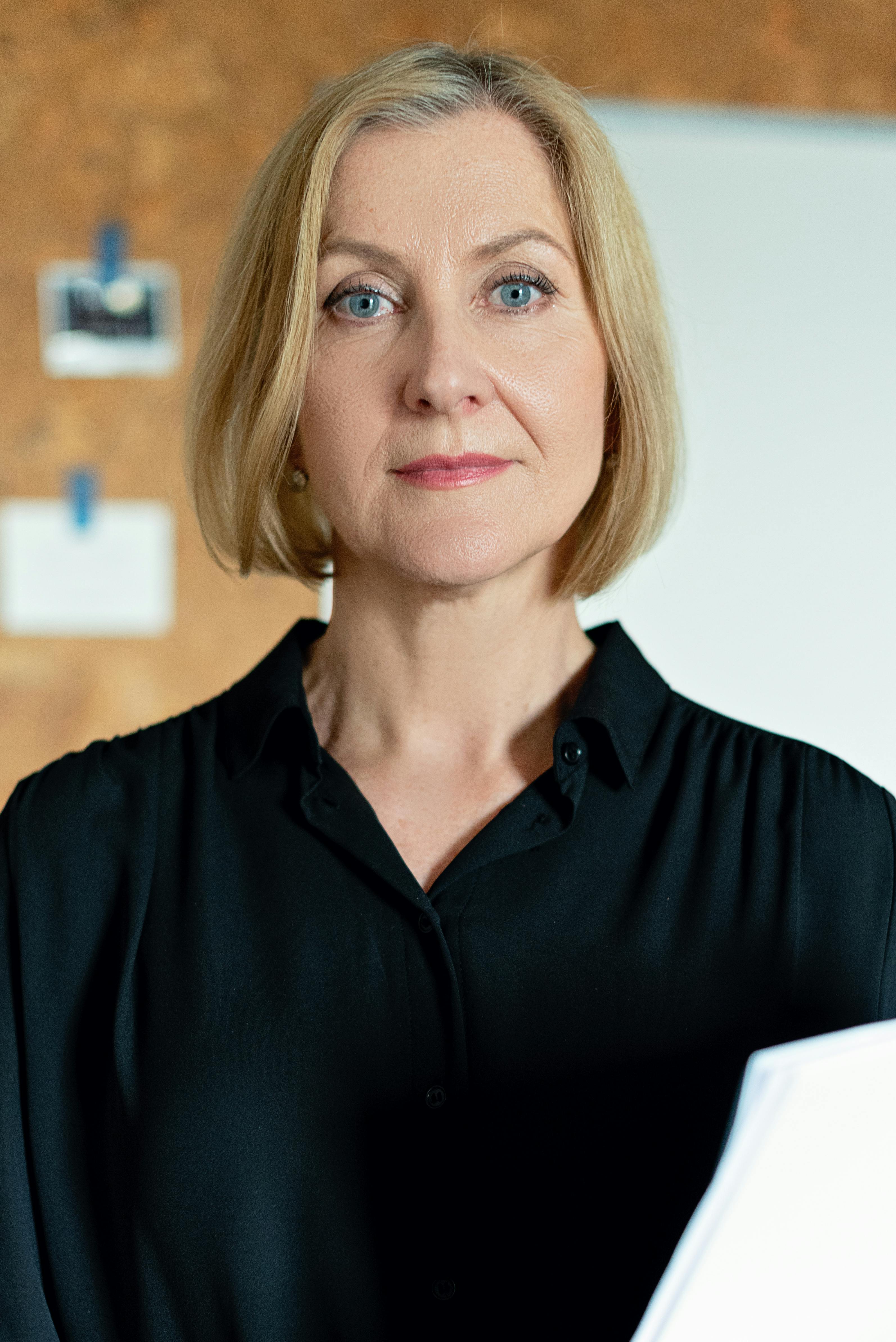 Une femme tenant un document | Source : Pexels