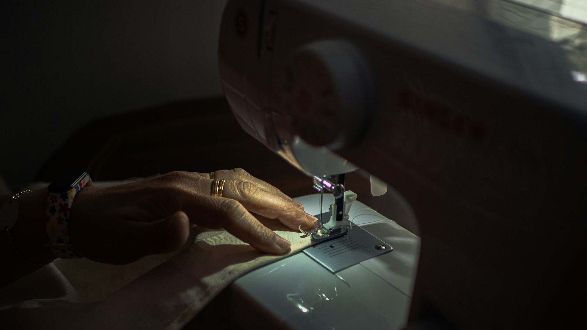 Une femme utilisant une machine à coudre | Source : Unsplash