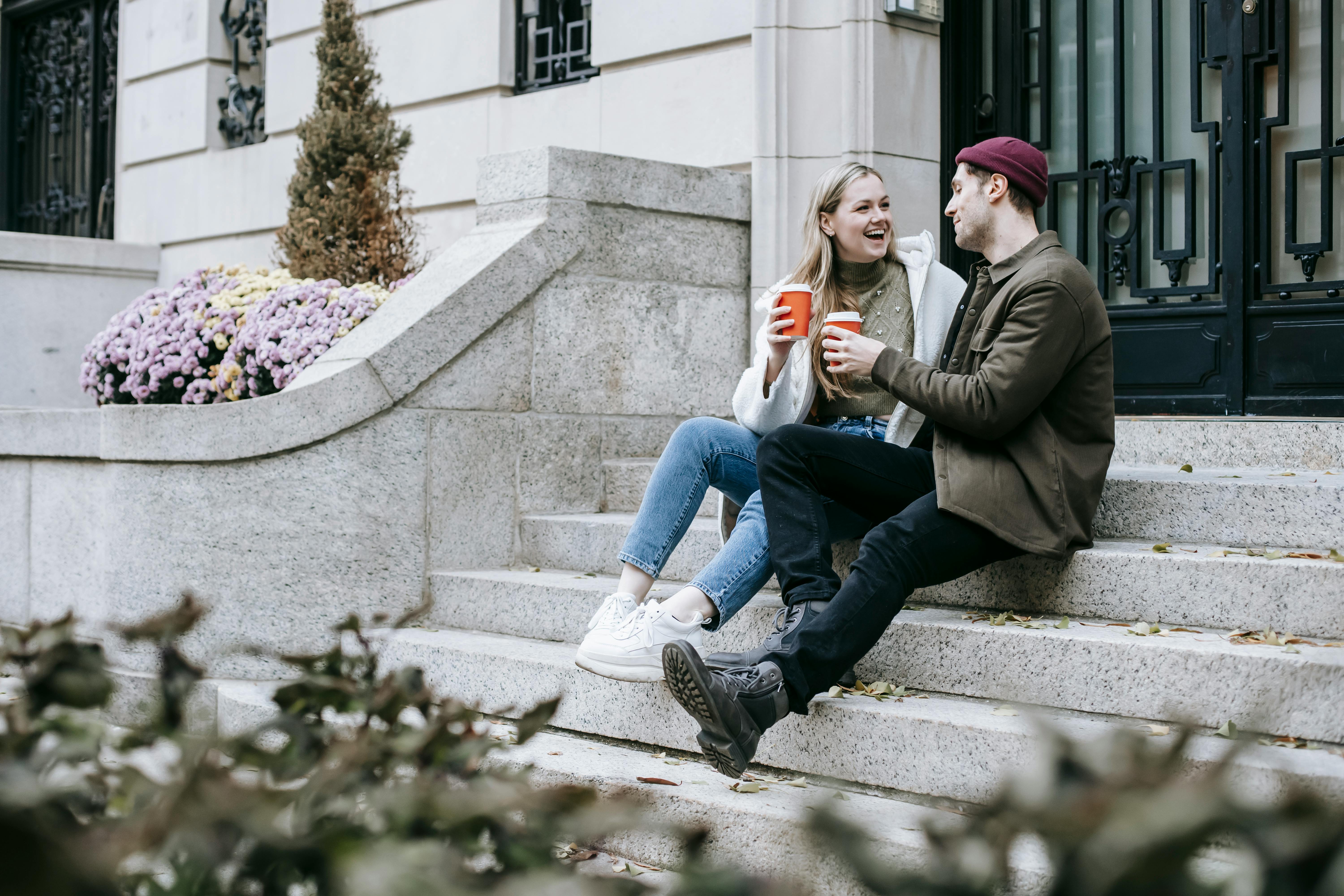 Des personnes dégustent un café ensemble | Source  : Pexels