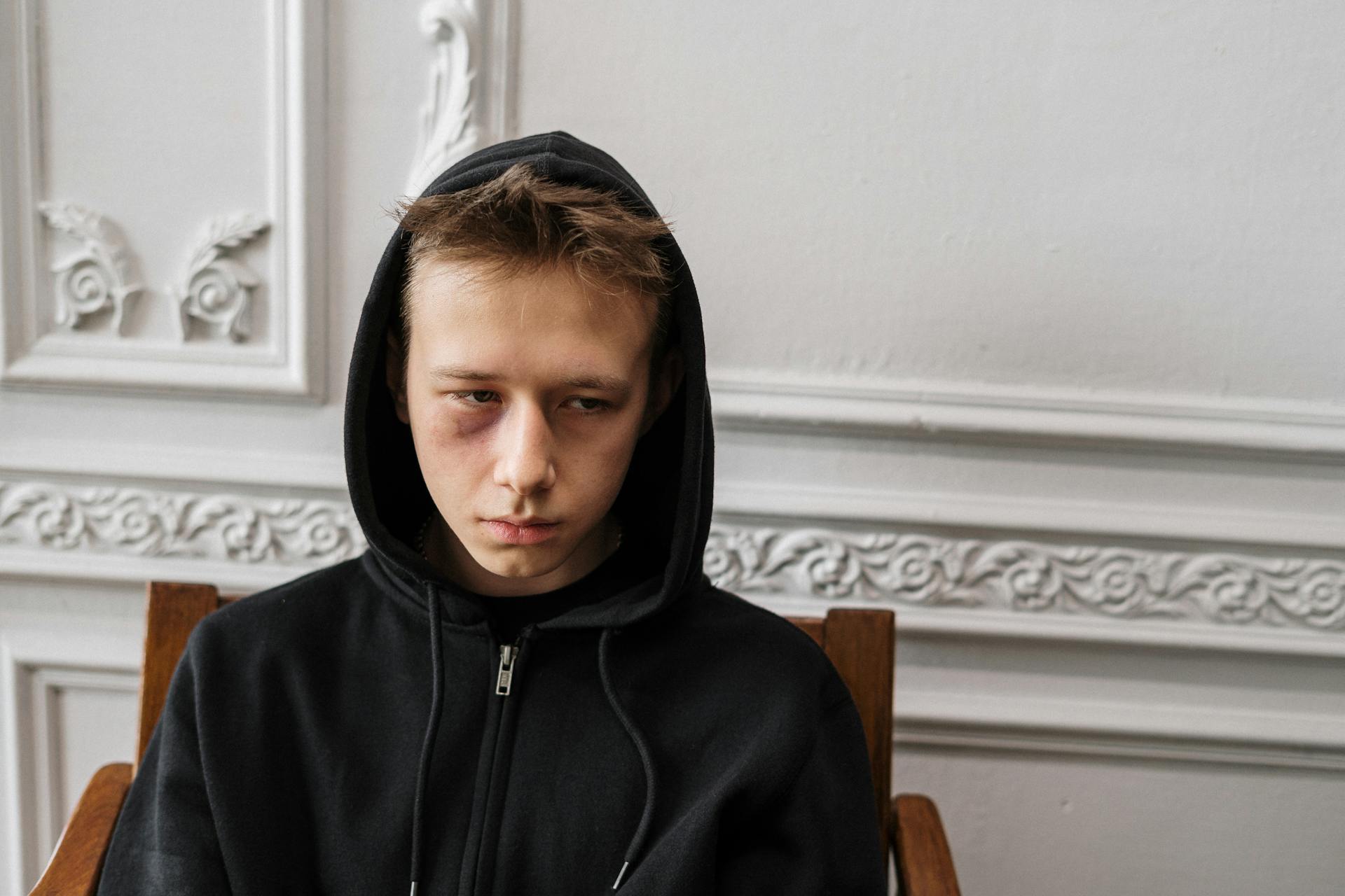 Un adolescent assis sur une chaise | Source : Pexels