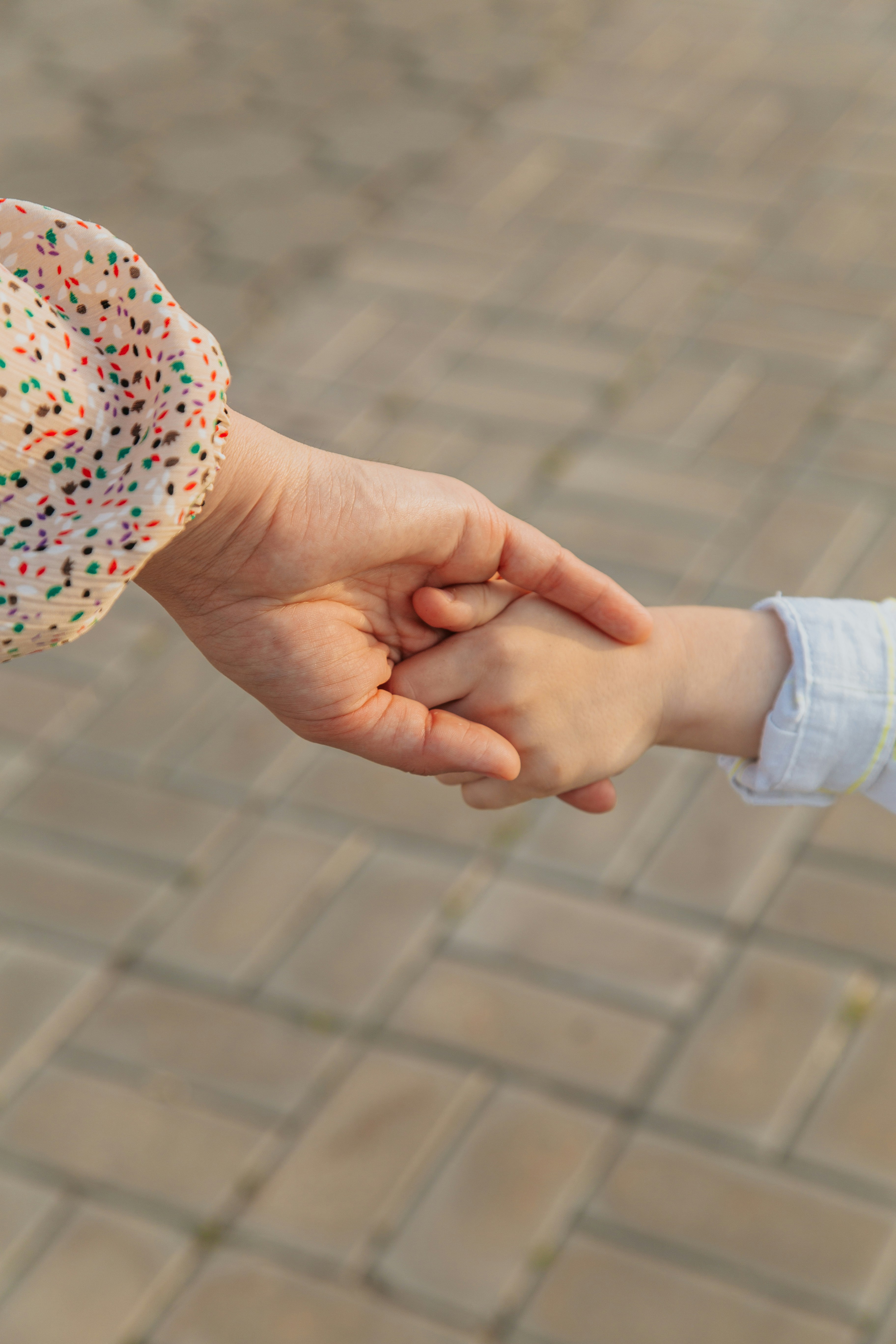 Une mère et son enfant se tenant la main | Source : Unsplash