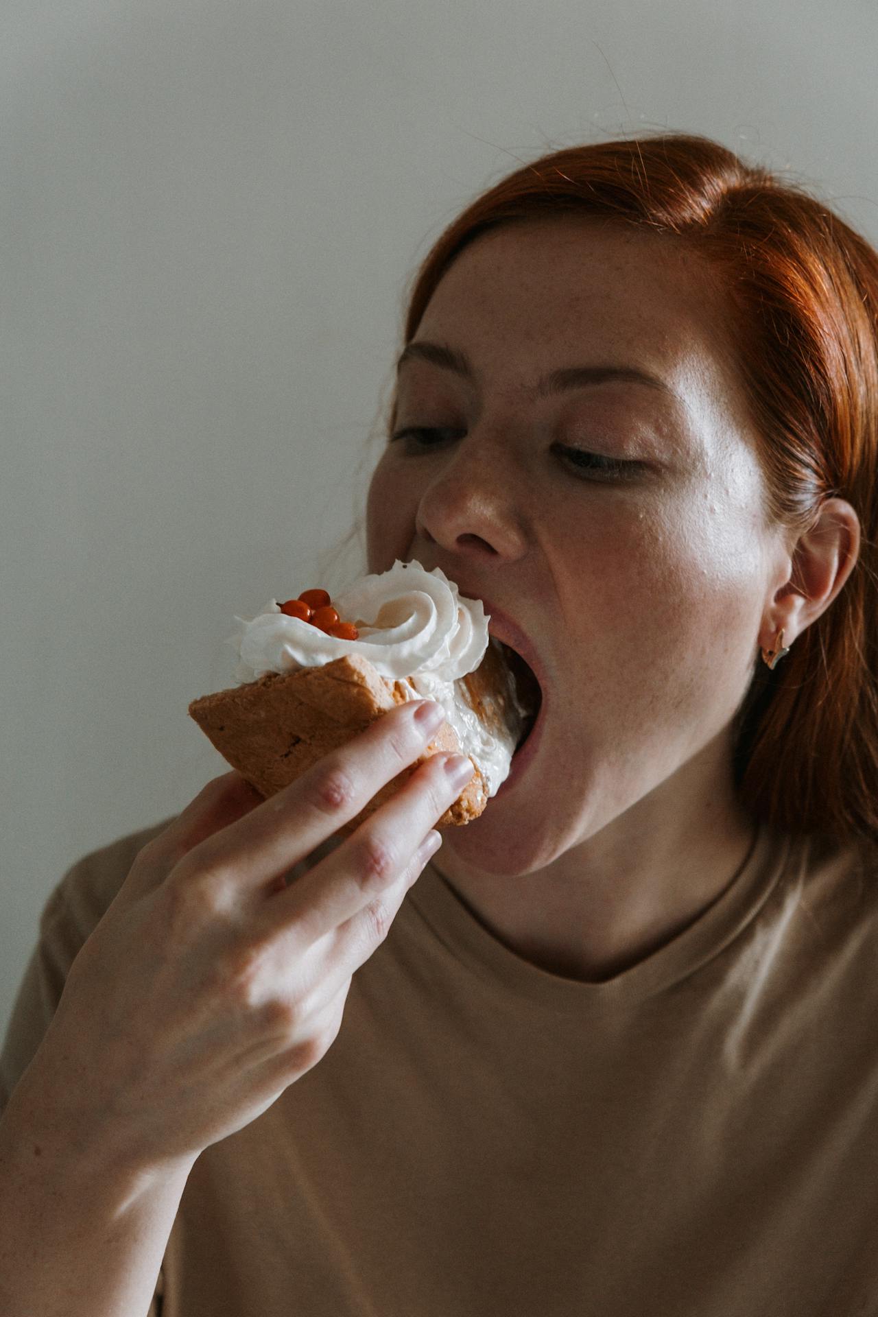 Une femme mangeant une part de gâteau | Source : Pexels