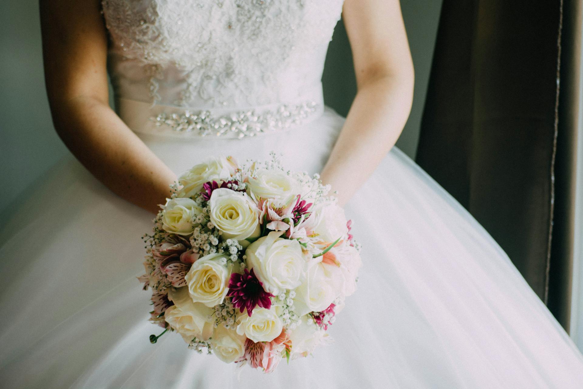 Une mariée tenant un bouquet | Source : Pexels