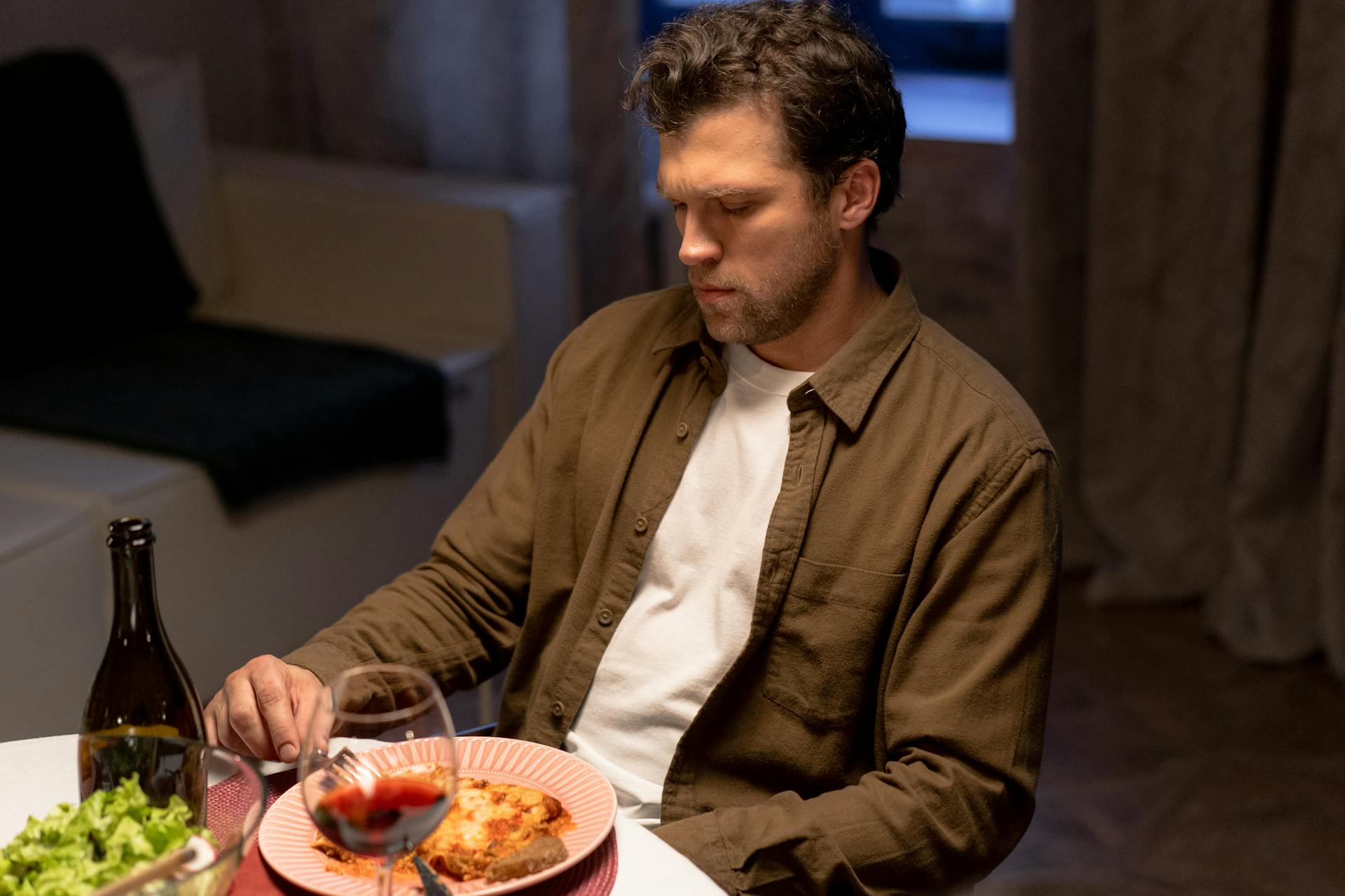 Un homme pensif qui regarde son assiette | Source : Pexels