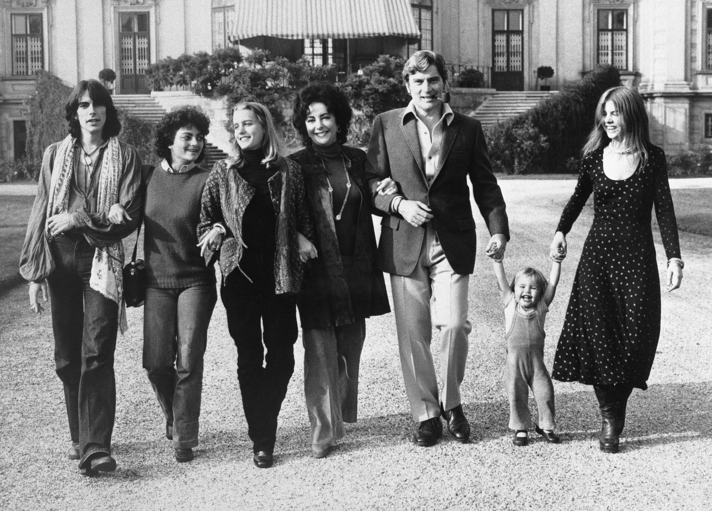 Elizabeth Taylor et John Warner photographiés avec leurs enfants le 10 octobre 1976 | Source : Getty Images