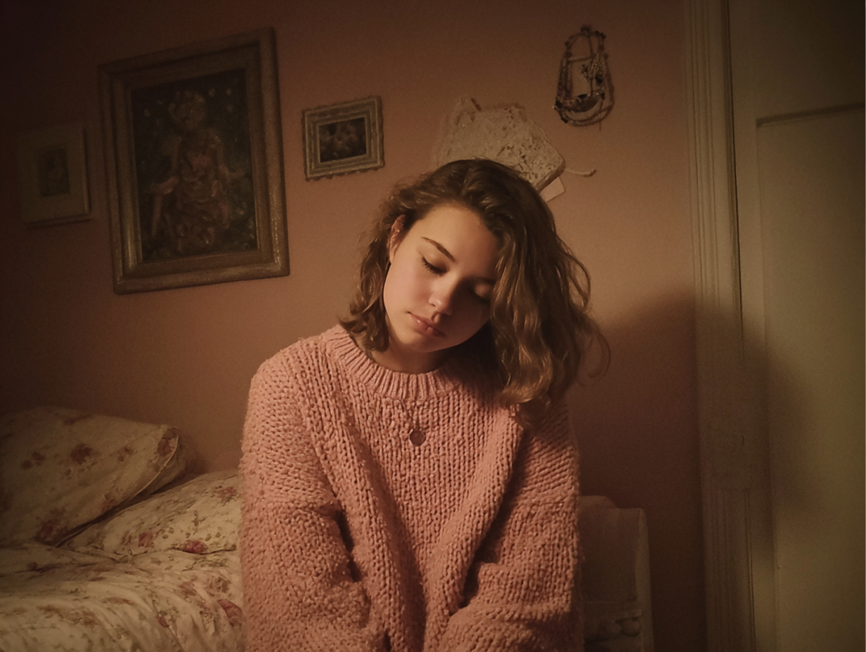 Un adolescent émotif assis dans une chambre | Source : Midjourney
