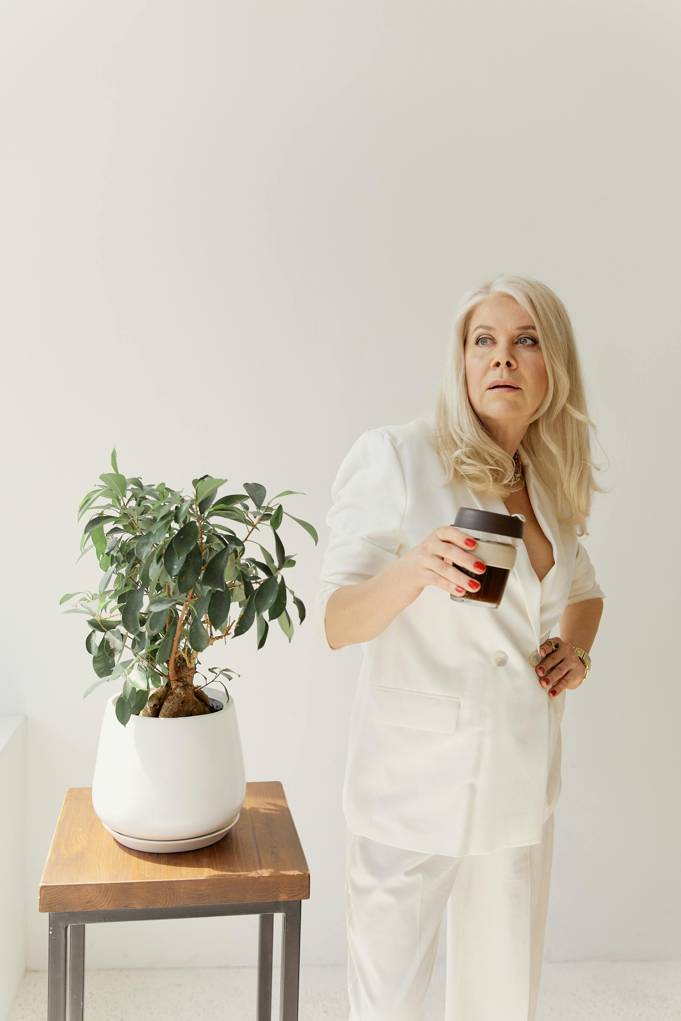 Une femme âgée tenant une tasse de café | Source : Pexels