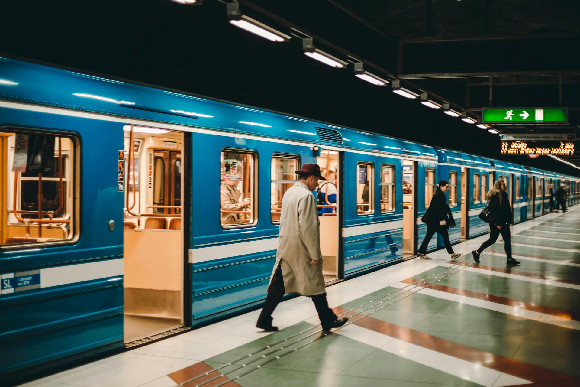 Des gens dans une gare | Source : Pexels