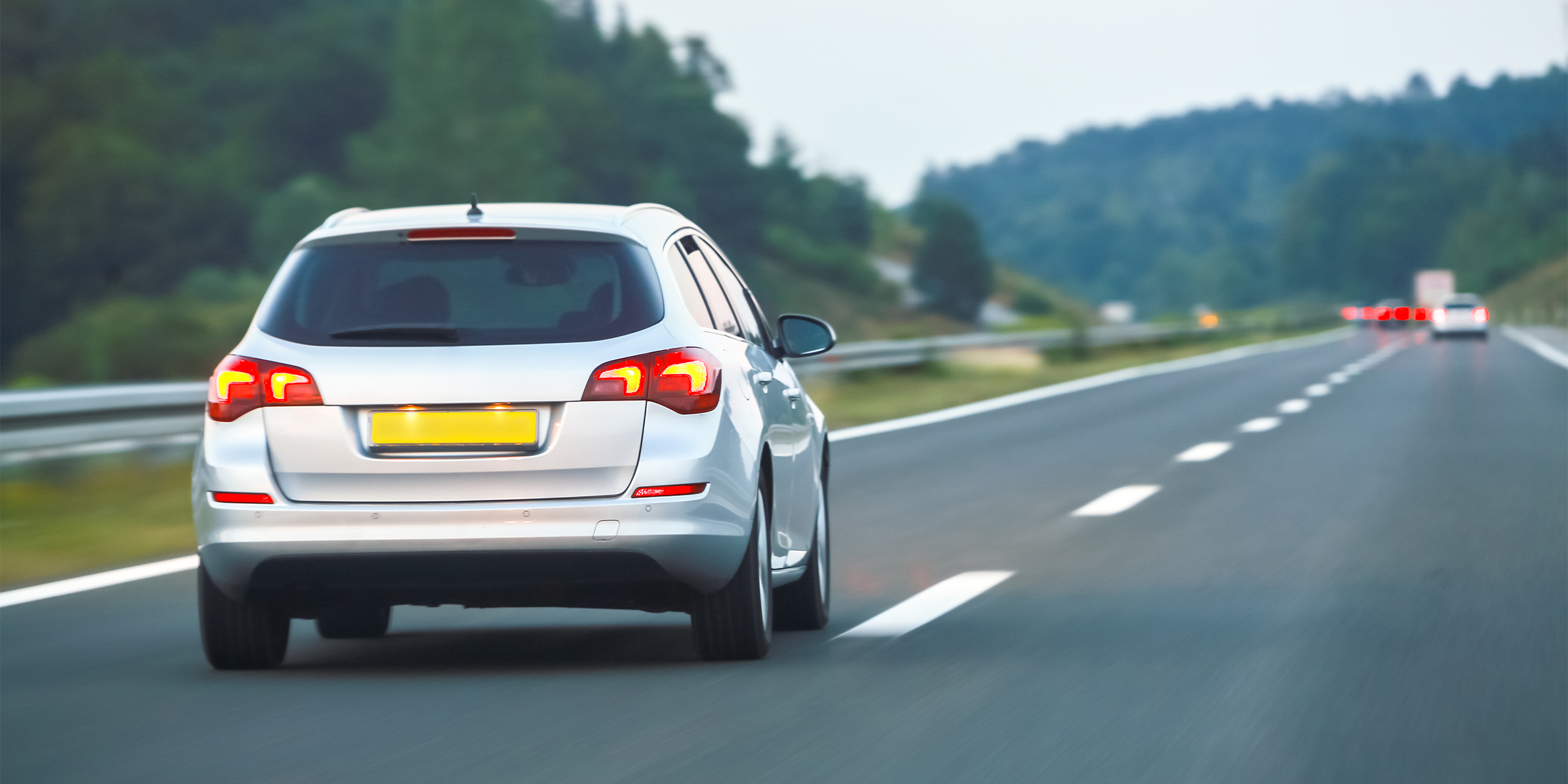 Une voiture roulant sur une autoroute | Source : Shutterstock