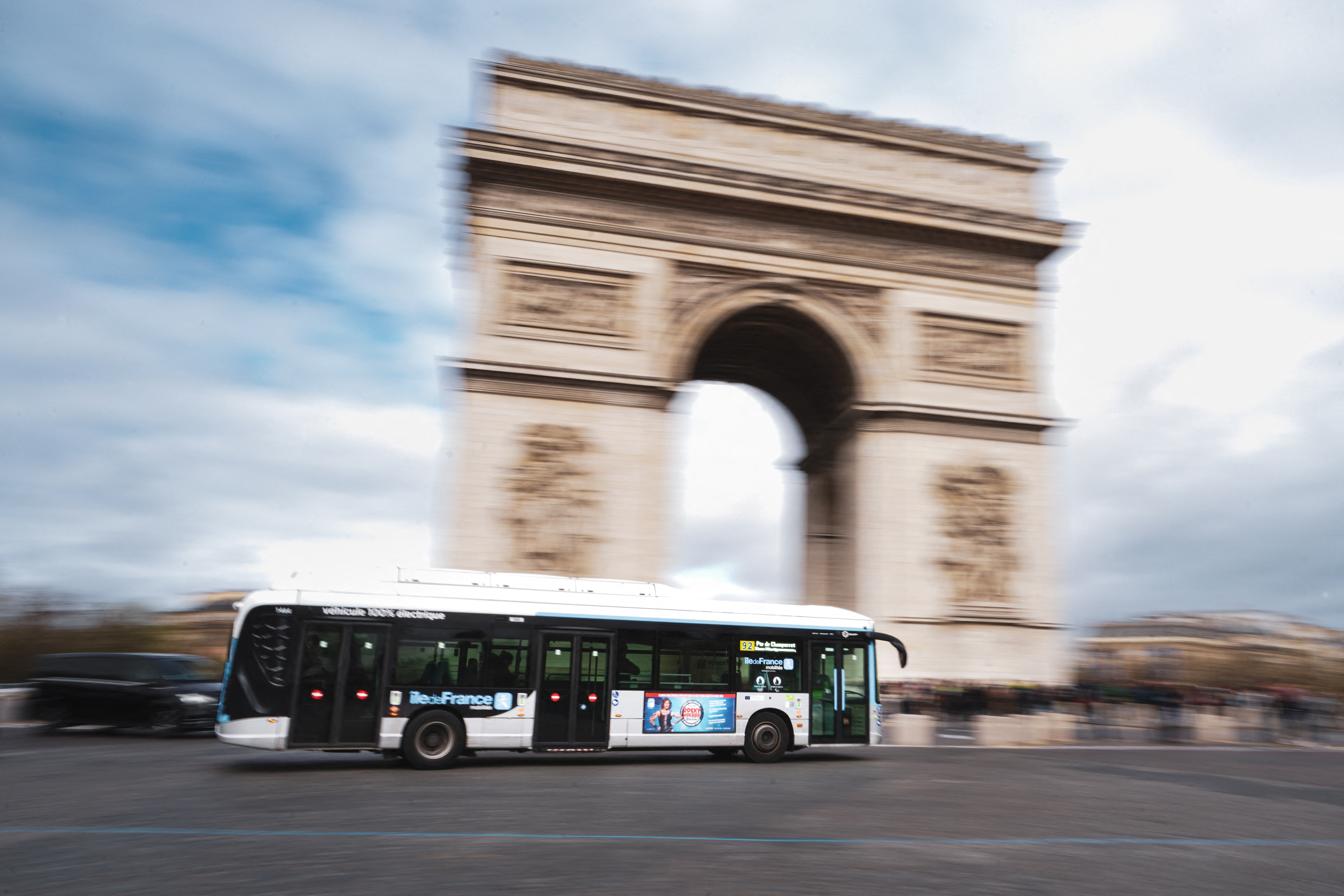 L'Arc de triomphe de l'Etoile est vu derrière le bus RATP 92 à Paris, capitale de la France, le 1er avril 2024 I Source : Getty Images