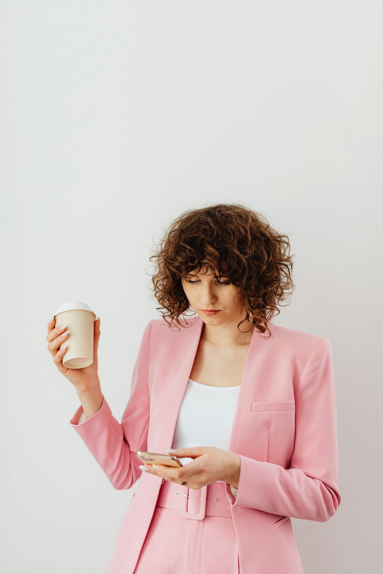 Une femme qui regarde son téléphone | Source : Pexels
